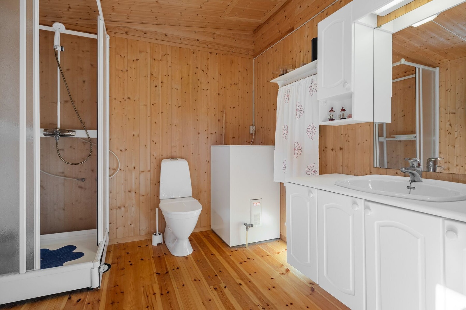 Toalett/dusjrom er utstyrt med baderomsinnredning, dusjkabinett og toalett Galleribilde