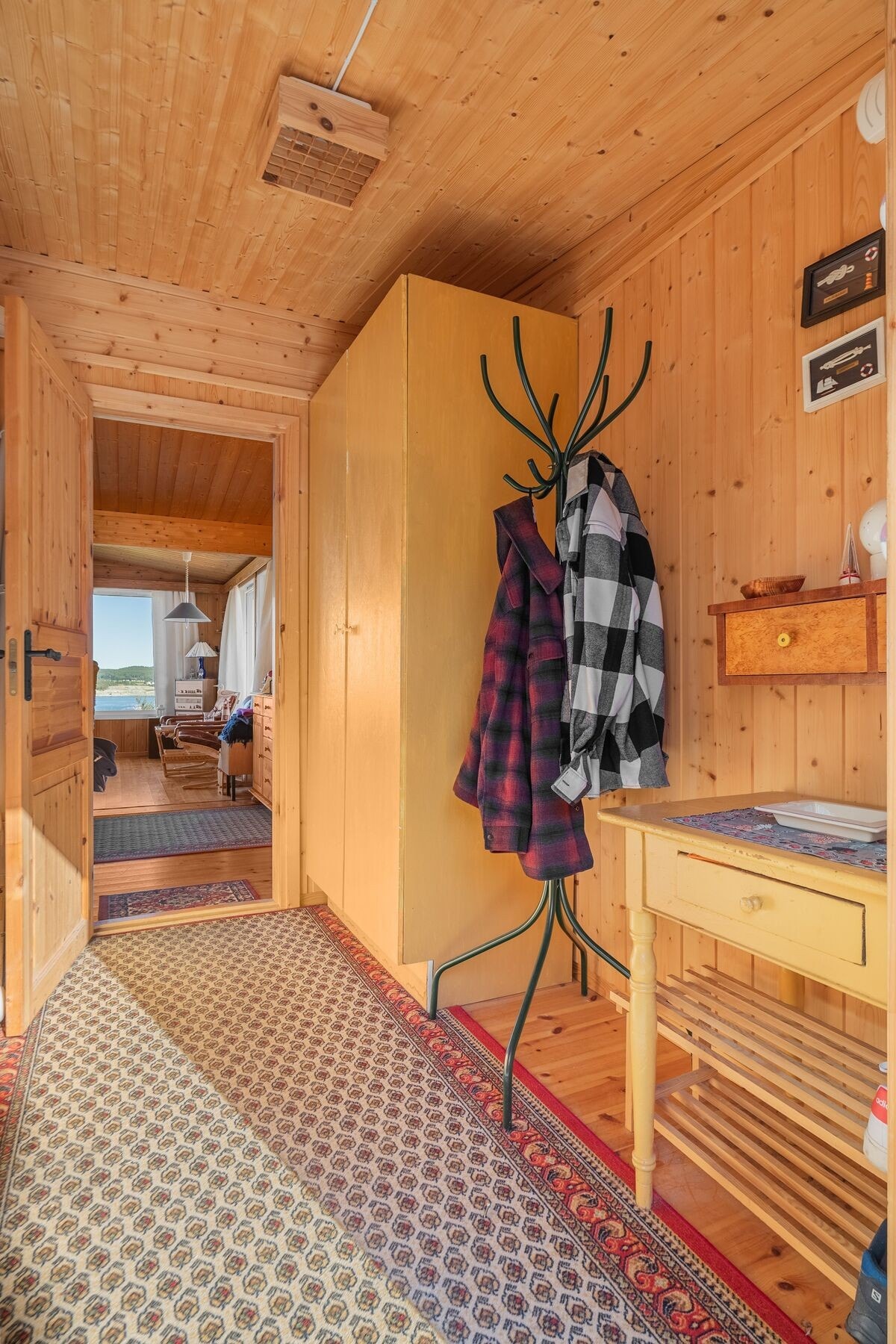 Entré/gang - Velkommen inn. Her har man plass til kles- og skooppbevaring Galleribilde