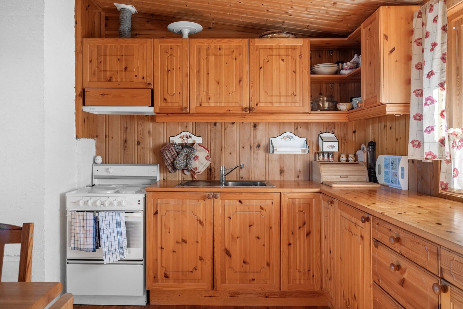 Kjøkkenet har godt med lagringsplass Galleribilde