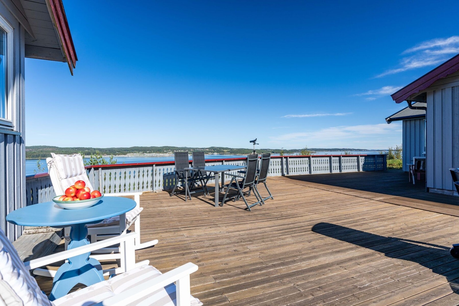 Her har man plass til flere sittegrupper, grill m.m. Flott utsikt! Galleribilde