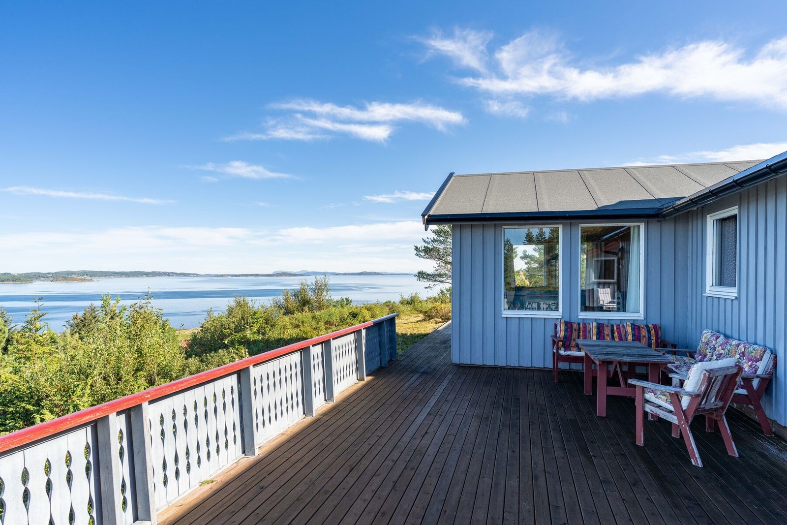 Terrassen strekker seg rundt hele hytta - Perfekt for å nyte late feriedager Galleribilde
