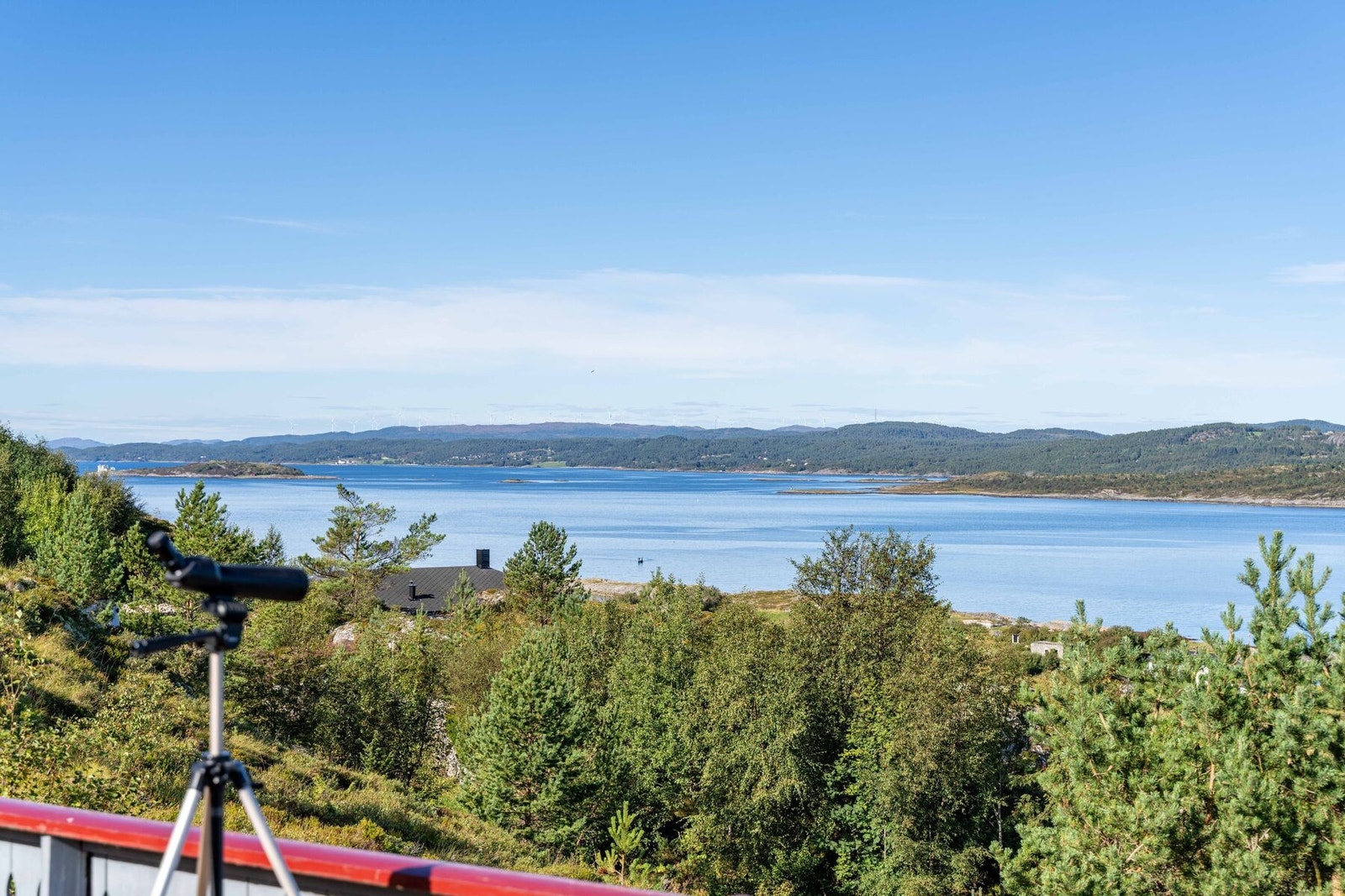 På Sandstad, 8 km. fra eiendommen finner man dagligvarebutikk, hurtigbåtterminal, cafe m.m. Galleribilde