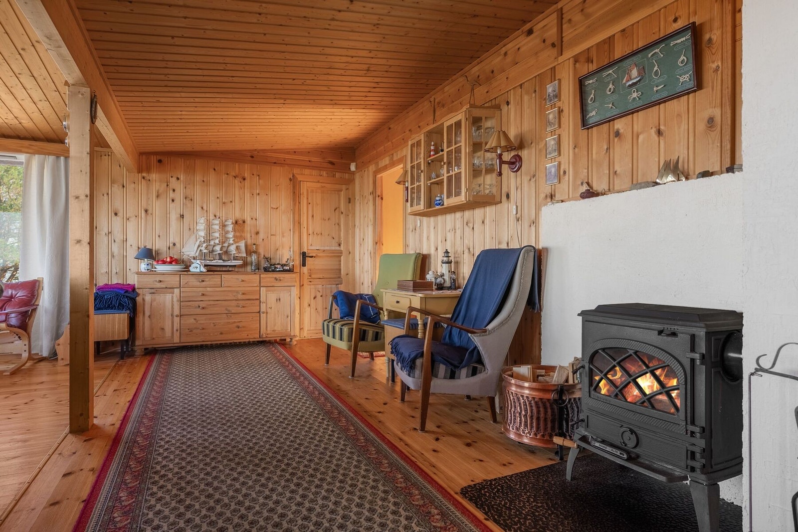 Her får man alle fasiliteter med strøm, vedfyring, kommunalt vann og septiktank Galleribilde