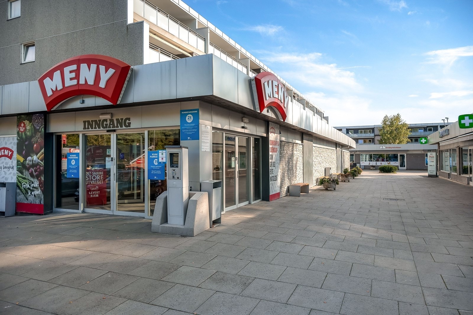 I umiddelbar nærhet finner du Langhus senter med Meny, lege, fysioterapeut, tannlege, apotek, frisør, restaurant, jernvarehandel og andre butikker.
Dagligvarehandelen kan blant annet gjøres på Meny, Coop Extra og Kiwi. Galleribilde