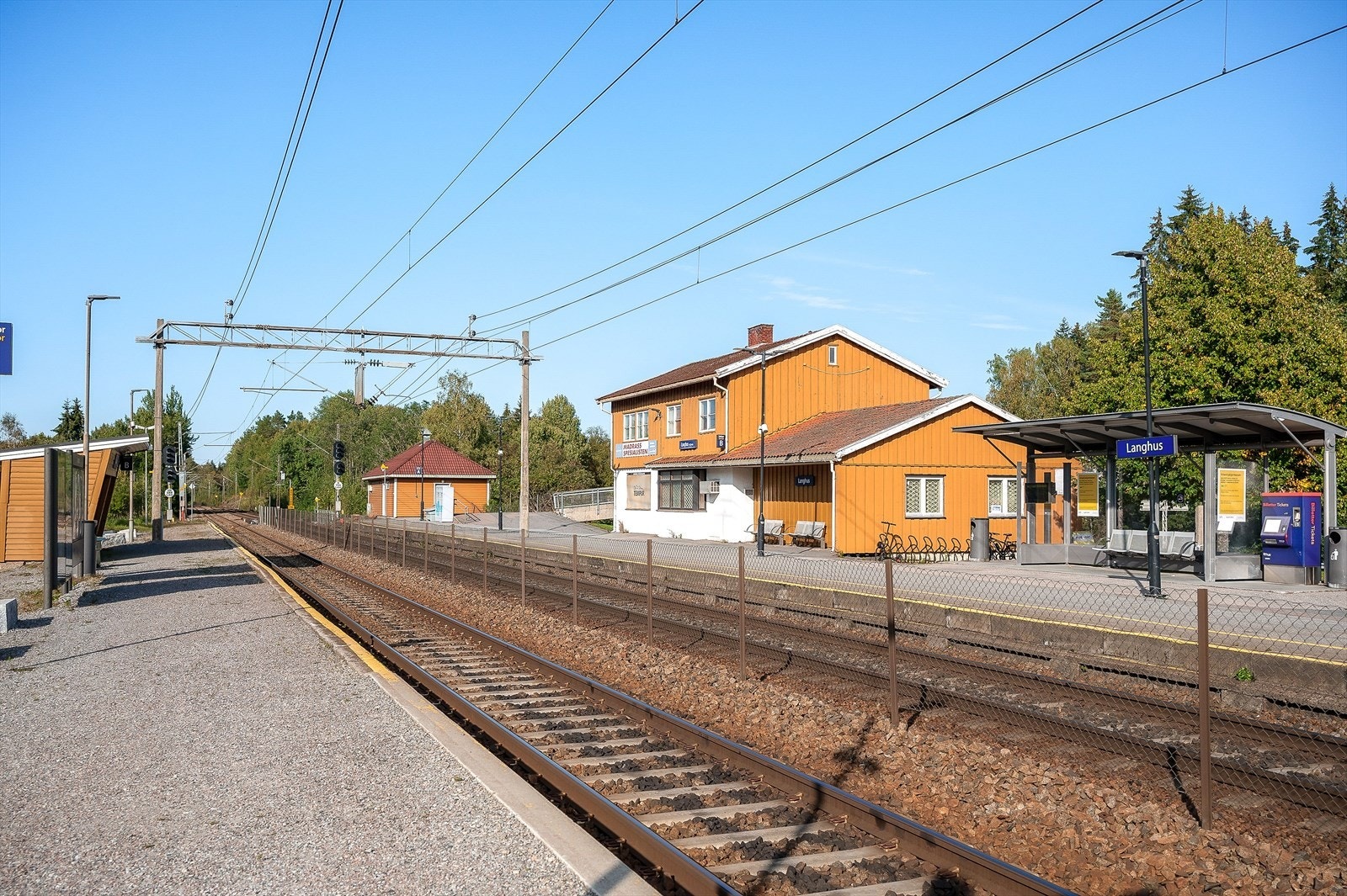 Fra boligen er det enkel adkomst til togstasjonen hvor toget tar deg til Oslo på ca. 20 minutter. I rushtiden går det fire tog i timen, og bussene korresponderer med toget.
Med Follobanen tar togturen kun 11 minutter fra Ski stasjon til Oslo S. Galleribilde