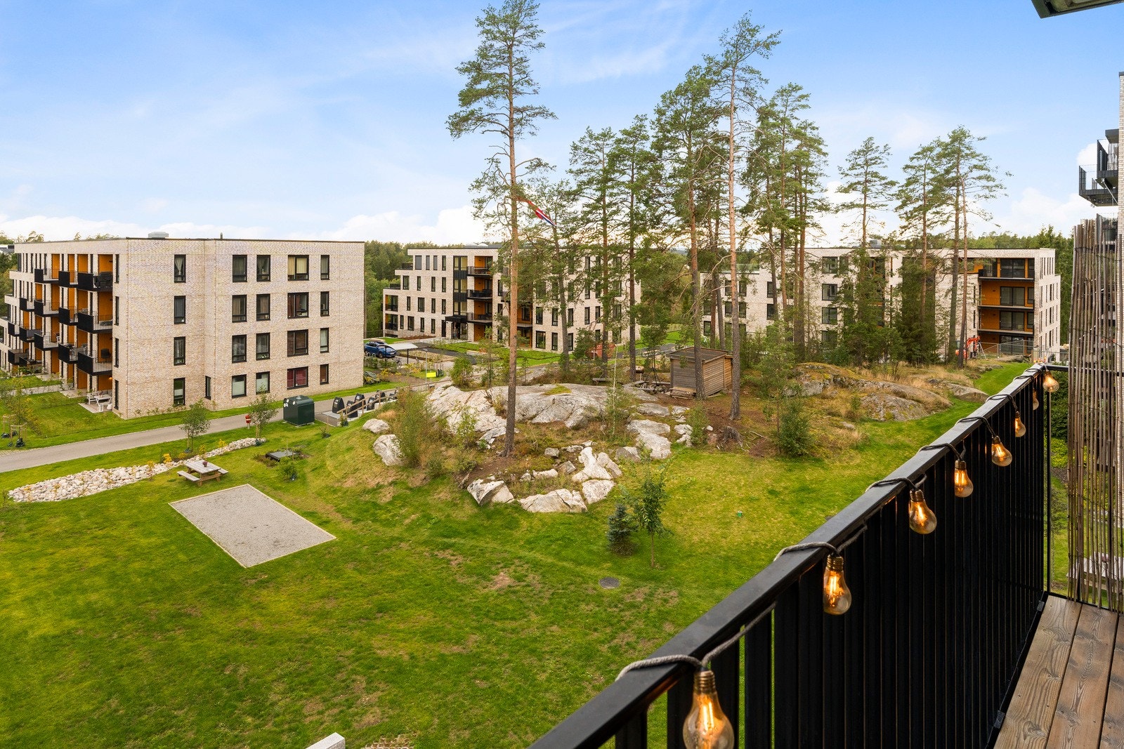 Leiligheten har en gunstig plassering på feltet, med nord-vestvendt utsikt og overbygd balkong på 8 kvm. som byr på gode solforhold. Galleribilde