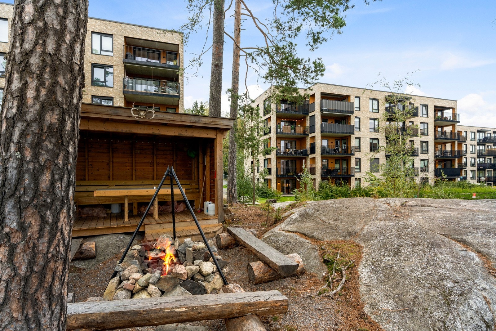 I tillegg til fellesområdene ute er det også tilgang til smørebod, sykkelparkering med sykkelverksted og selskapslokaler man har mulighet for å leie. Galleribilde