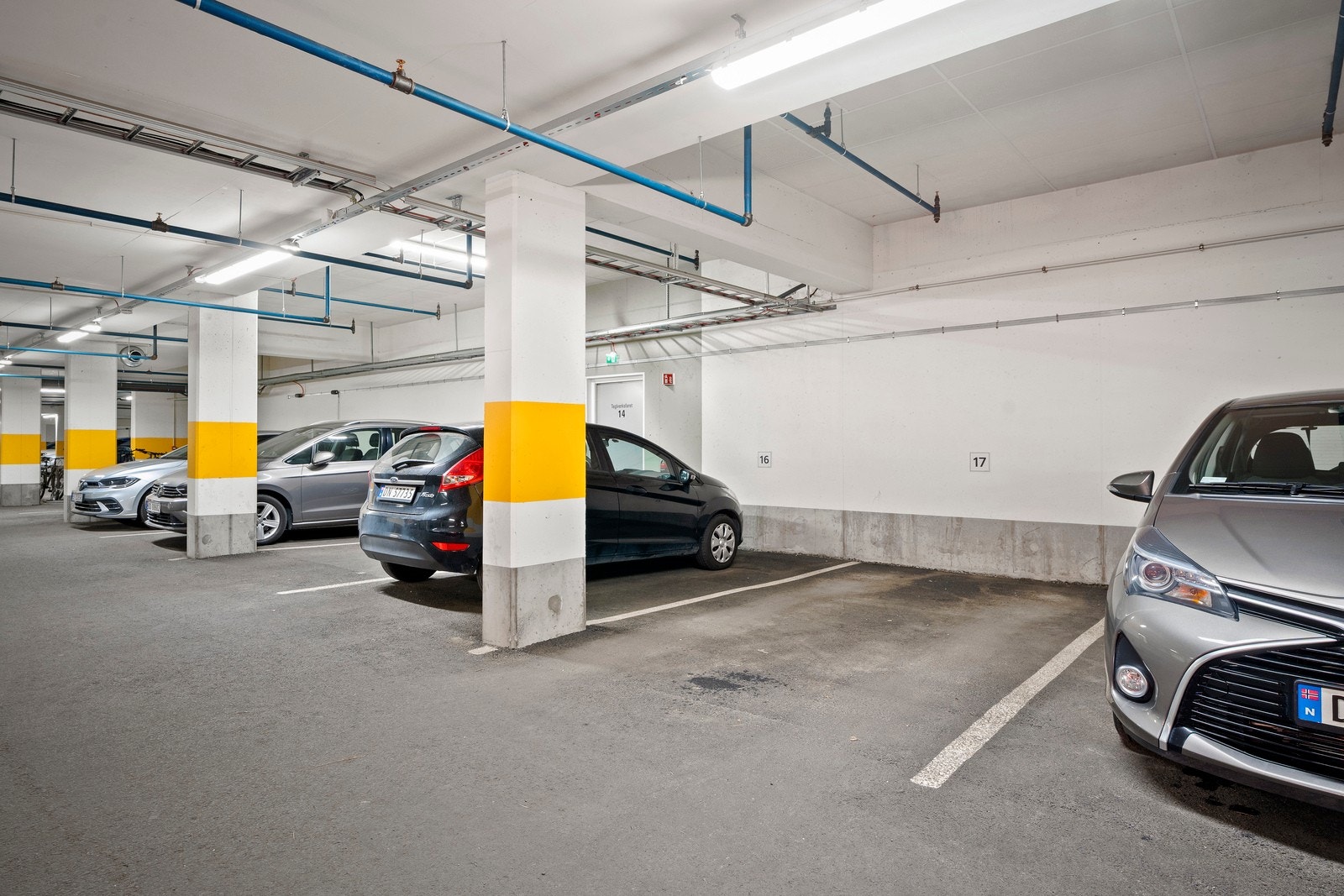 Parkering i felles garasjekjeller. Plass nr. 17 tilhører leiligheten. Galleribilde