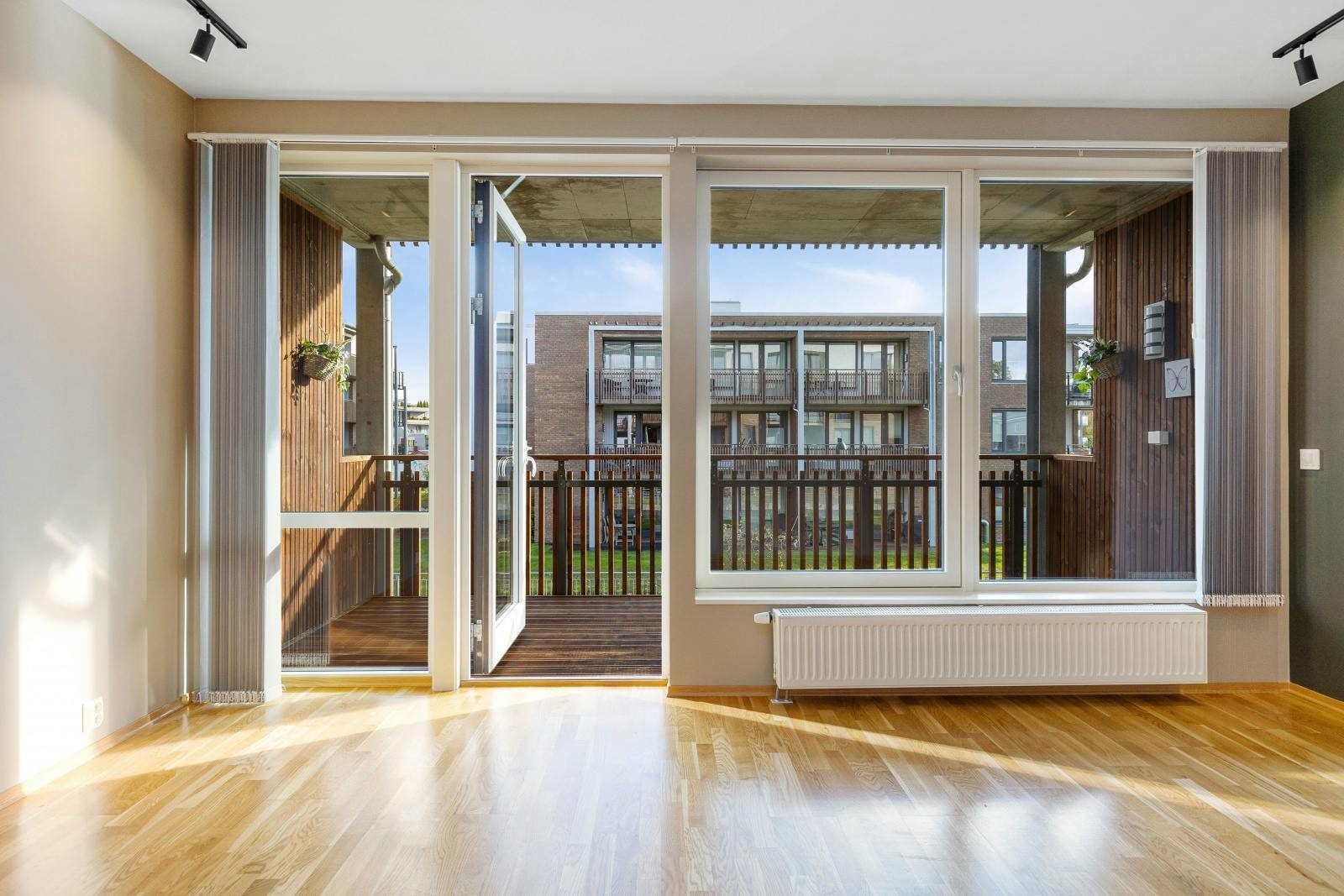 Utgang til romslig balkong Galleribilde