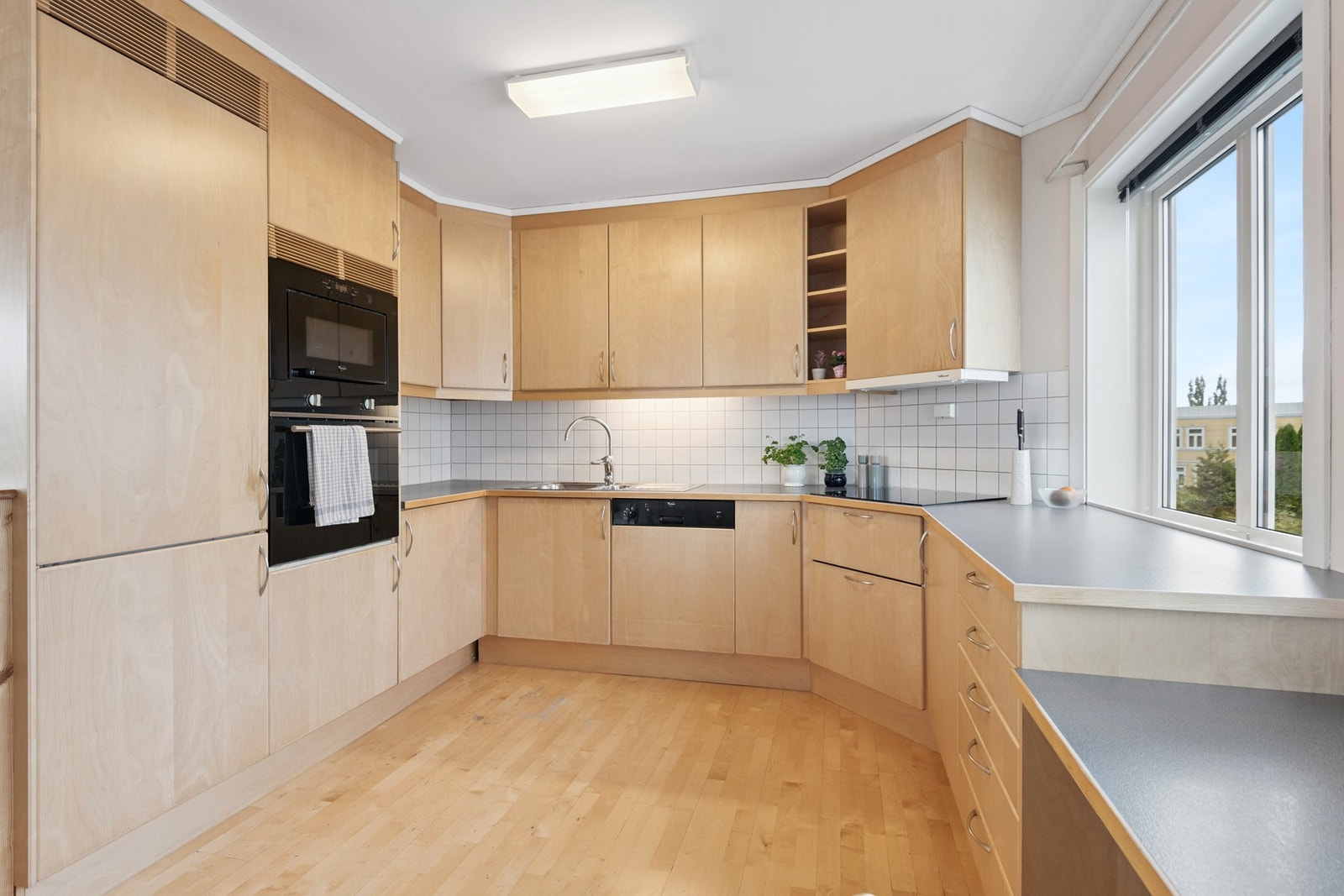 Kjøkkenet er romslig og har godt med skapplass. Galleribilde