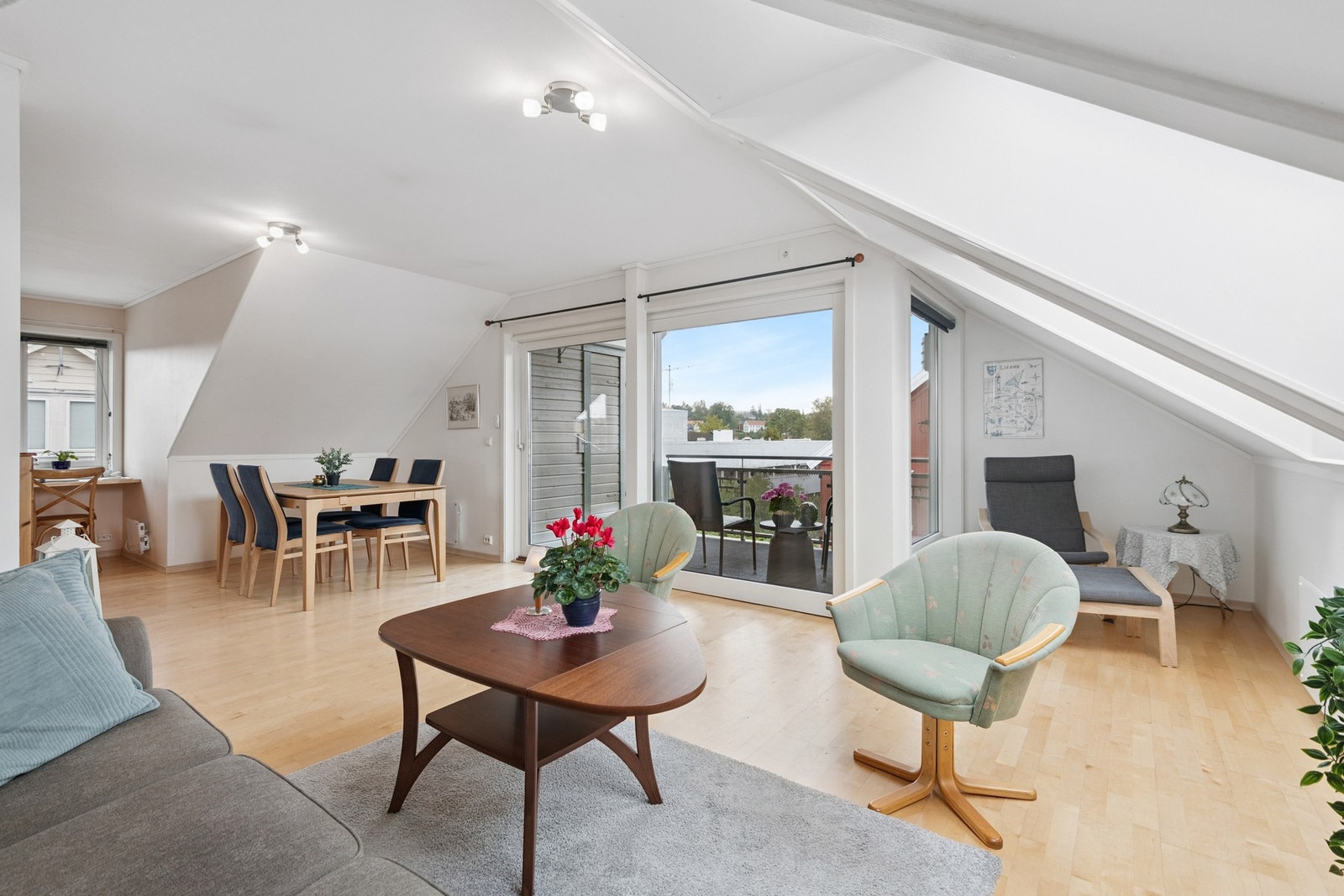 Lys og romslig stue med utgang til privat terrasse. Galleribilde