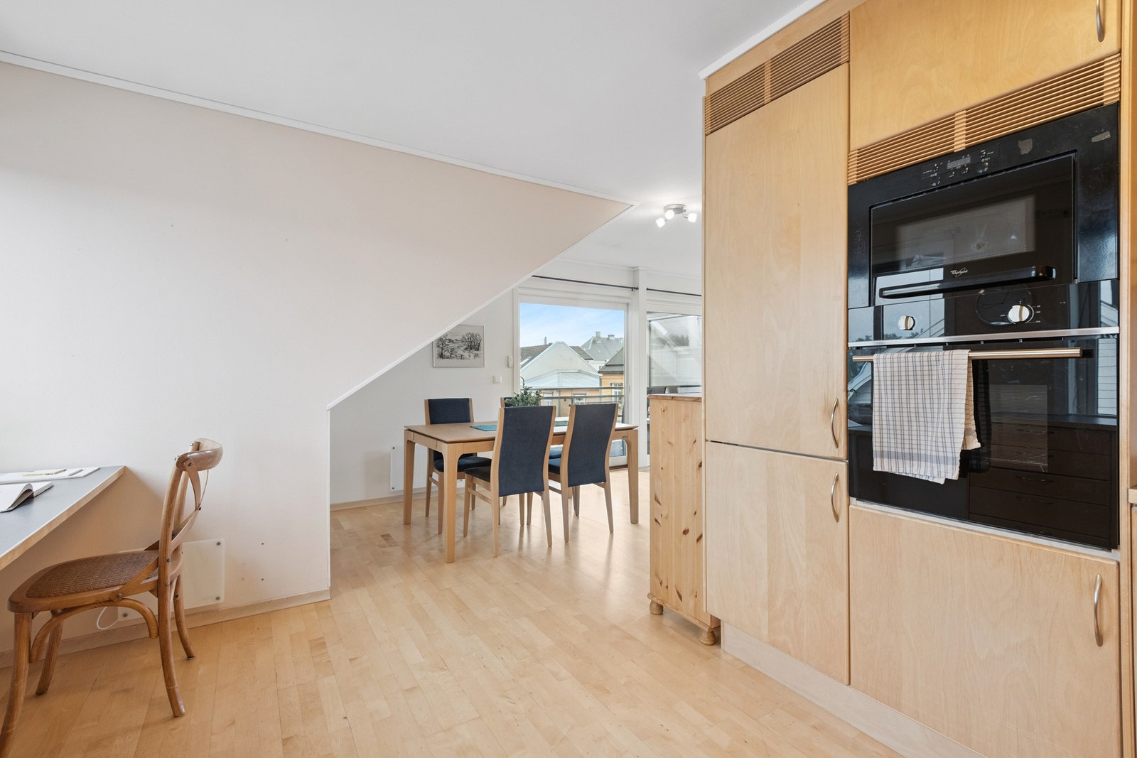 Fra leiligheten er det kort vei til togstasjon, butikker, restauranter og servicetilbud. Galleribilde