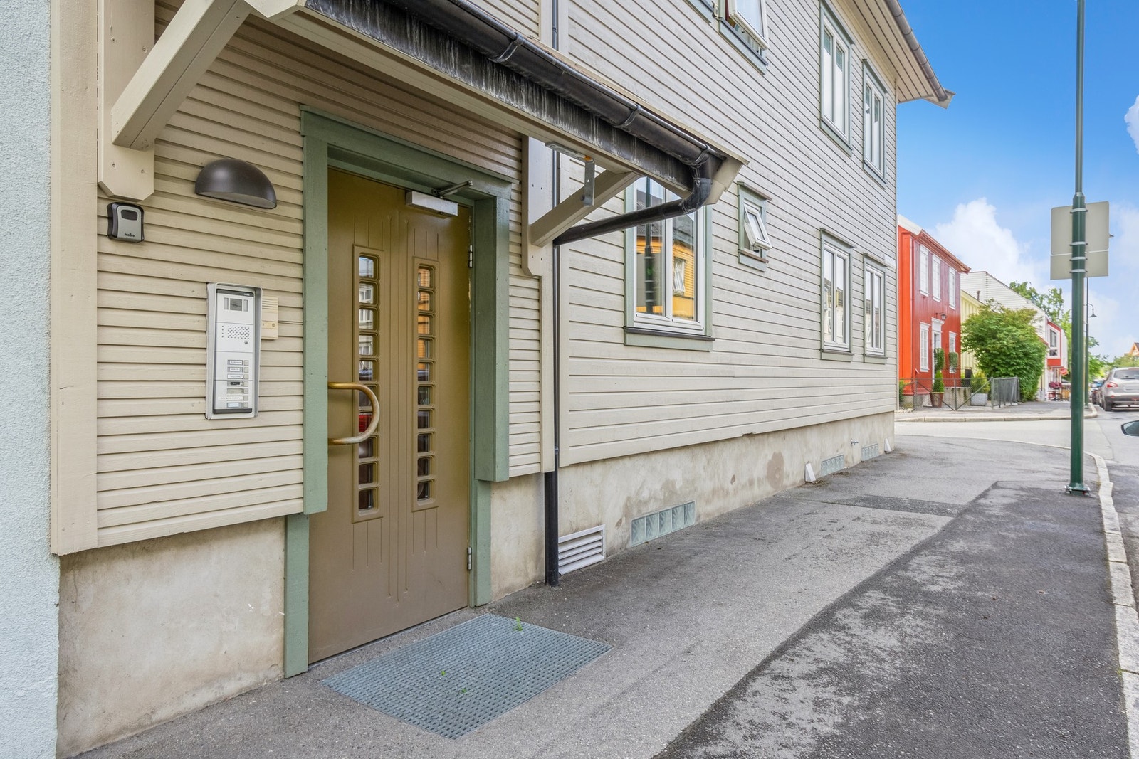 Inngangsparti med praktisk porttelefon - velkommen inn! Galleribilde