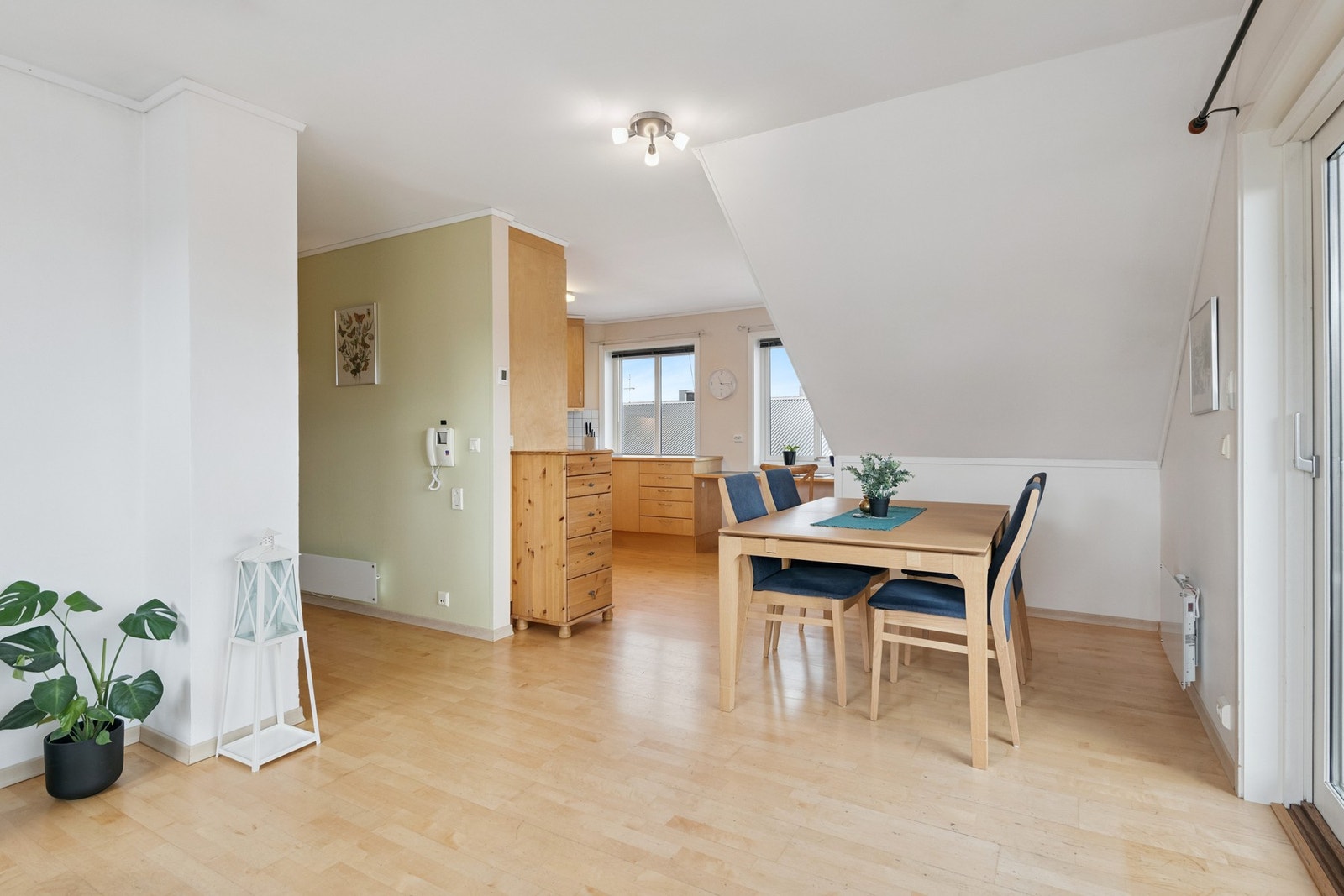 Spiseplass med naturlig lys og utsikt mot terrasse. Galleribilde