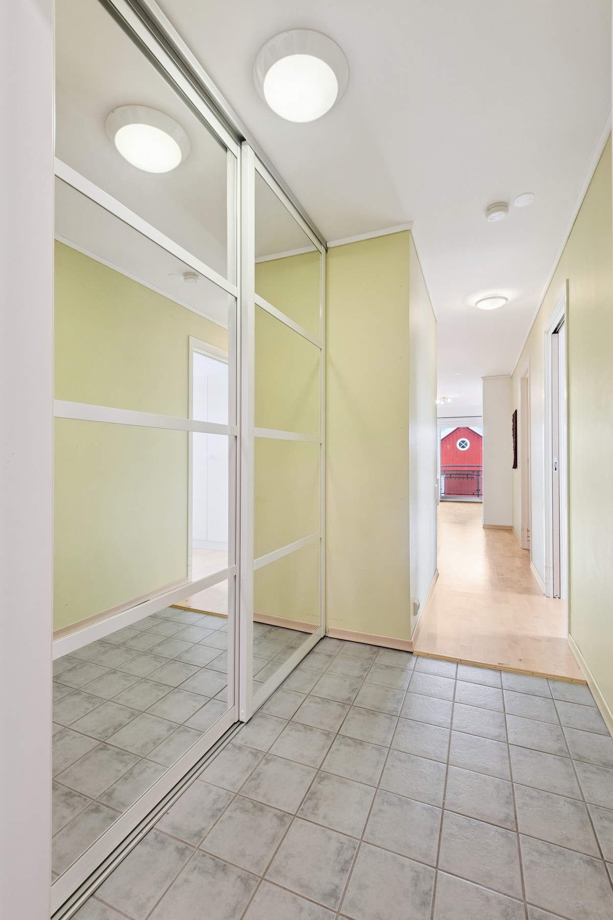 Entre med praktisk skyvedørsgarderobe. Galleribilde