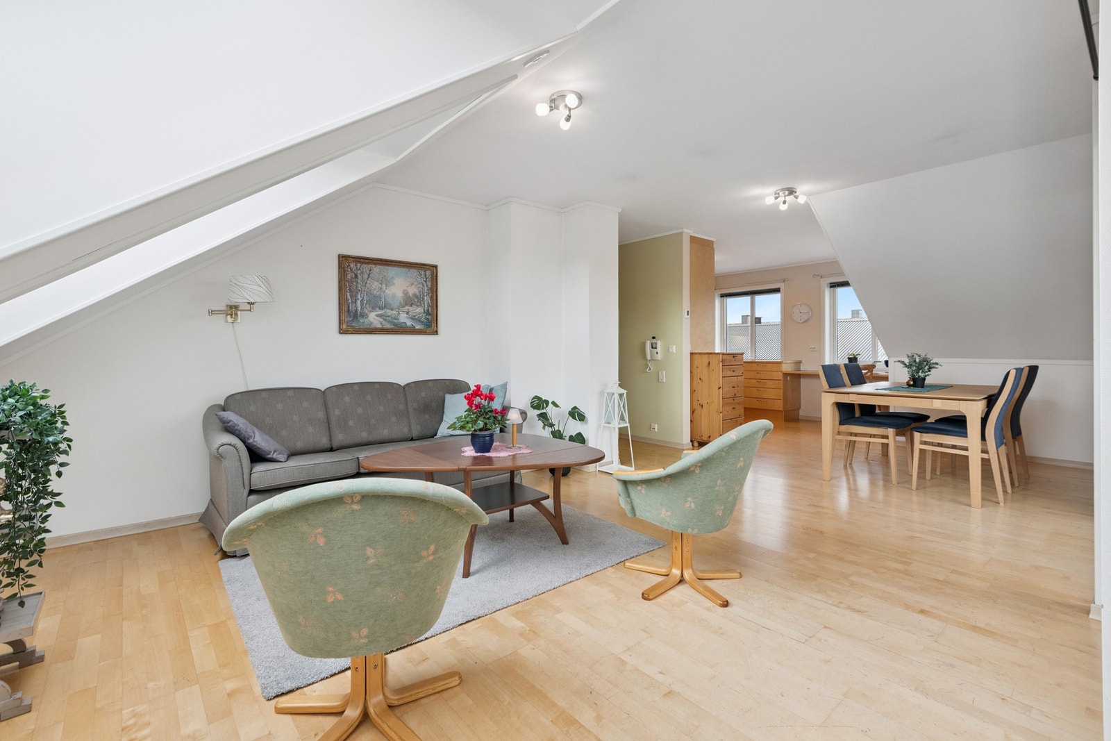 Åpen stue- og kjøkkenløsning gir en luftig og sosial atmosfære. Galleribilde