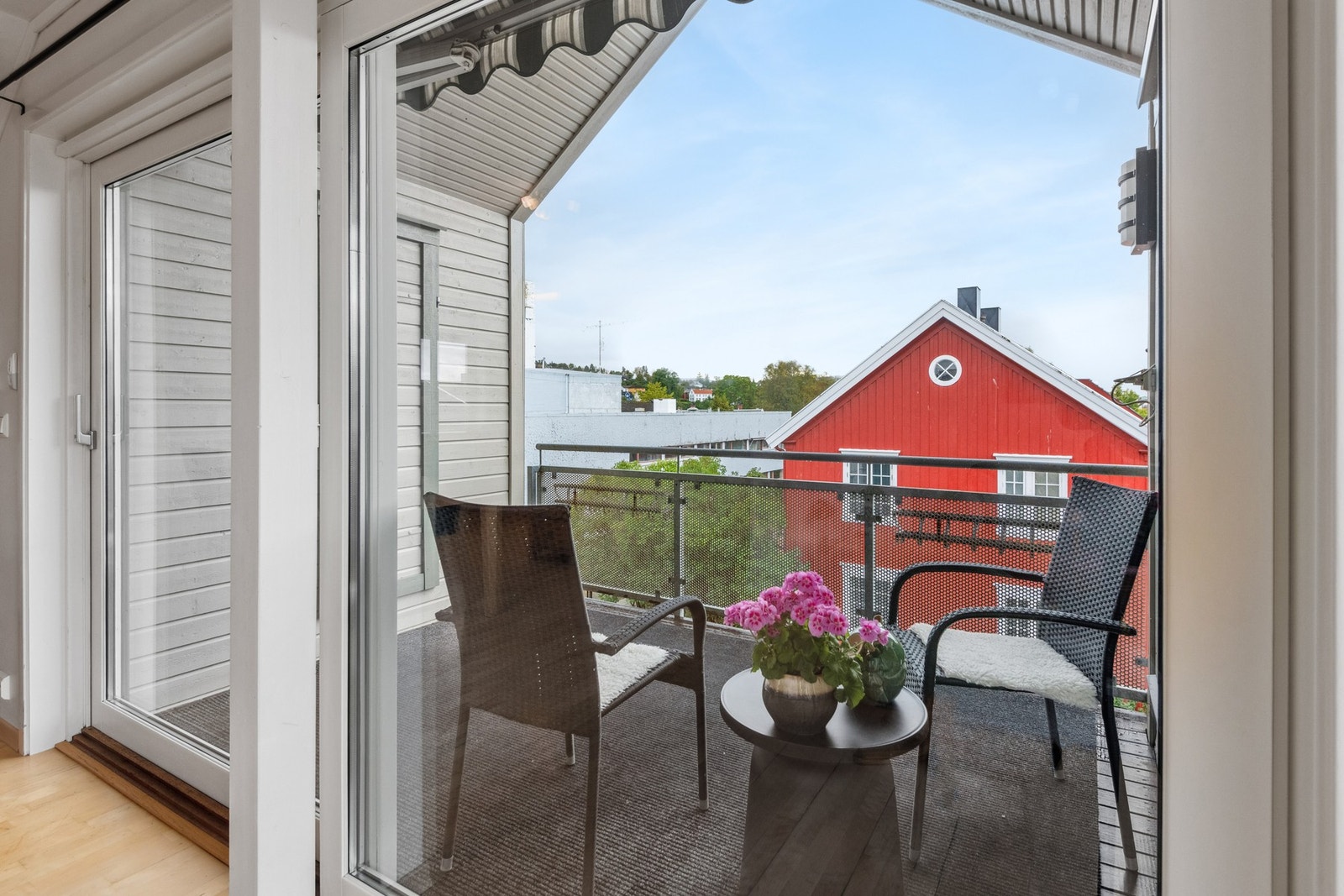 På terrassen har man tilgang til en praktisk bod. Galleribilde