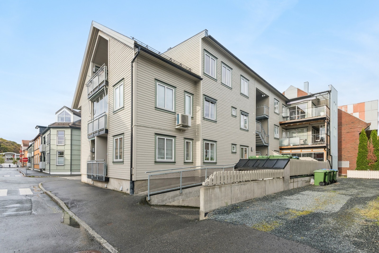 Velholdt bygning fra 2005 med moderne fasiliteter som parkeringskjeller og heis. Galleribilde