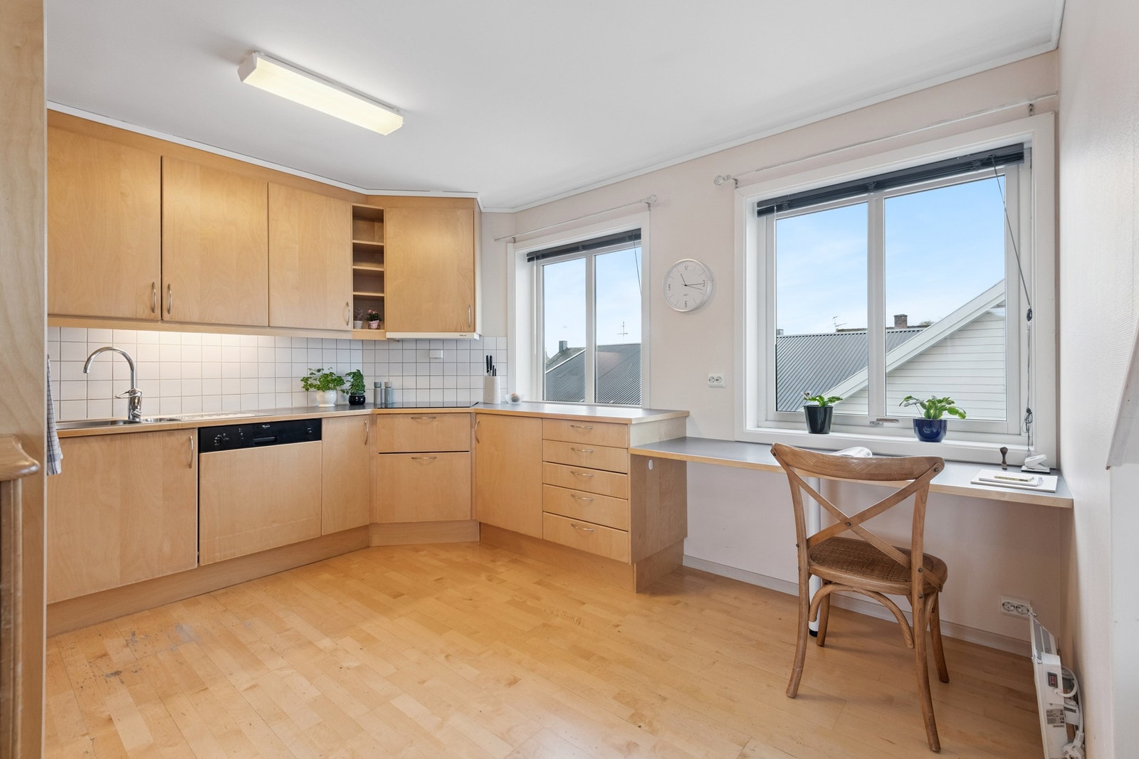 Kjøkken med integrerte hvitevarer og god benkeplass. Galleribilde