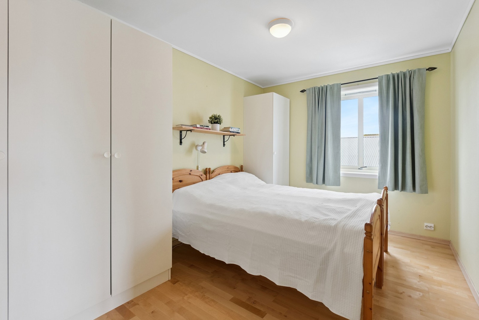 Hovedsoverom på ca. 10 kvm med garderobeløsning. Galleribilde