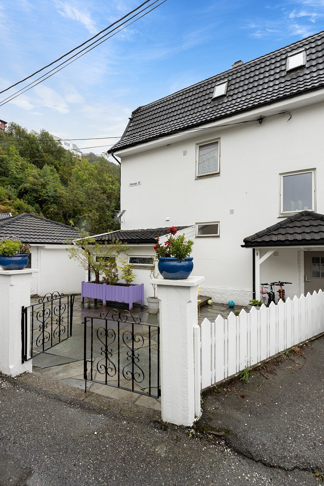 Bilde tatt i 2019. Felles inngang for de øvrige leilighetene i bygget. Galleribilde