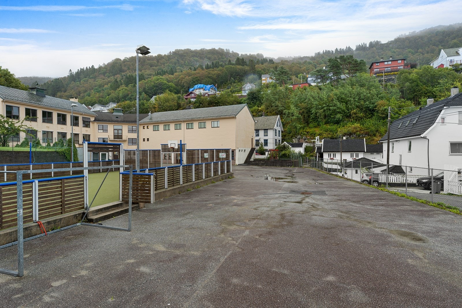 Kort vei til barneskolen. Galleribilde