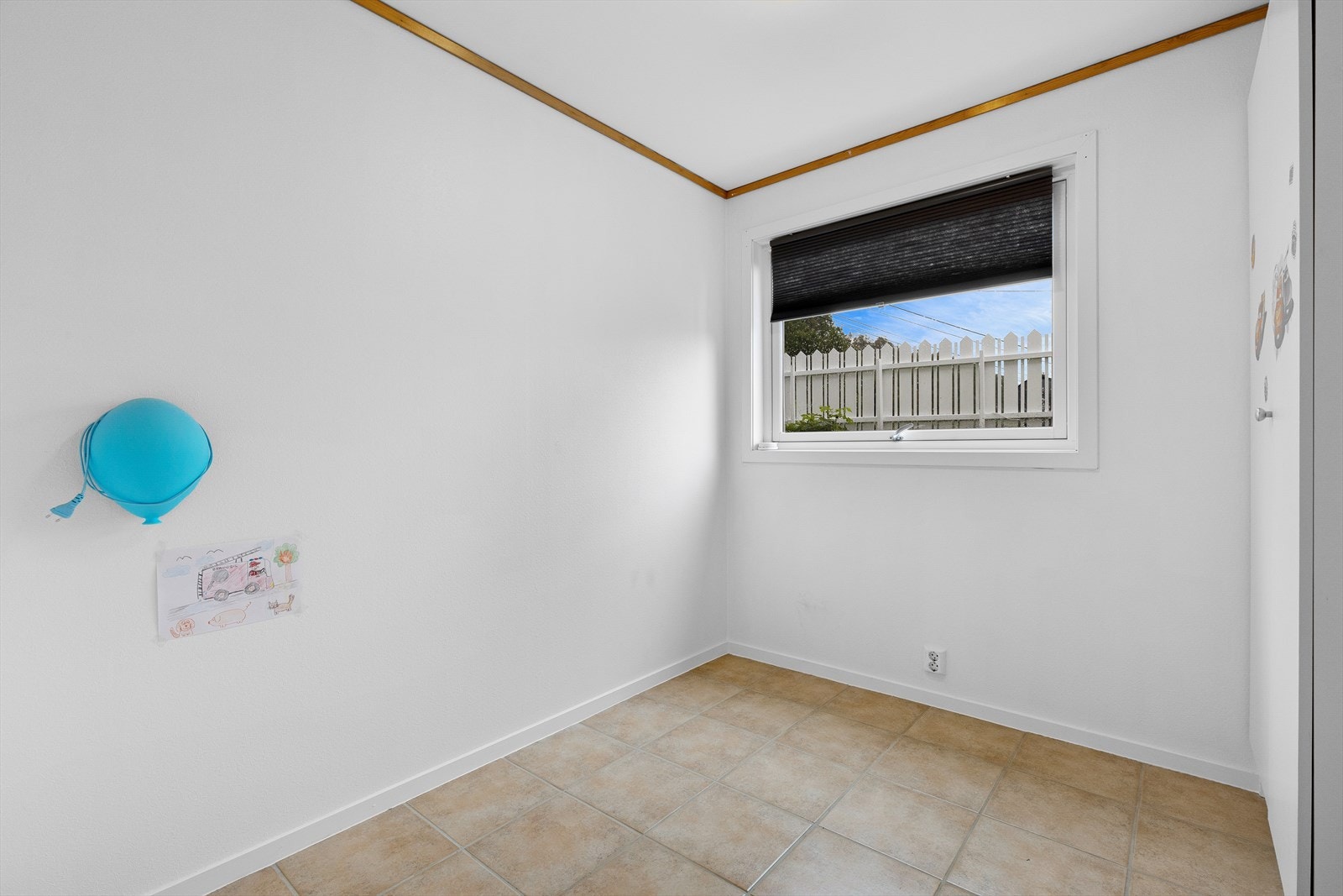 Bilde tatt i 2019. Leiligheten fremstår i dag uendret, men med noe mer bruksslitasje. Galleribilde