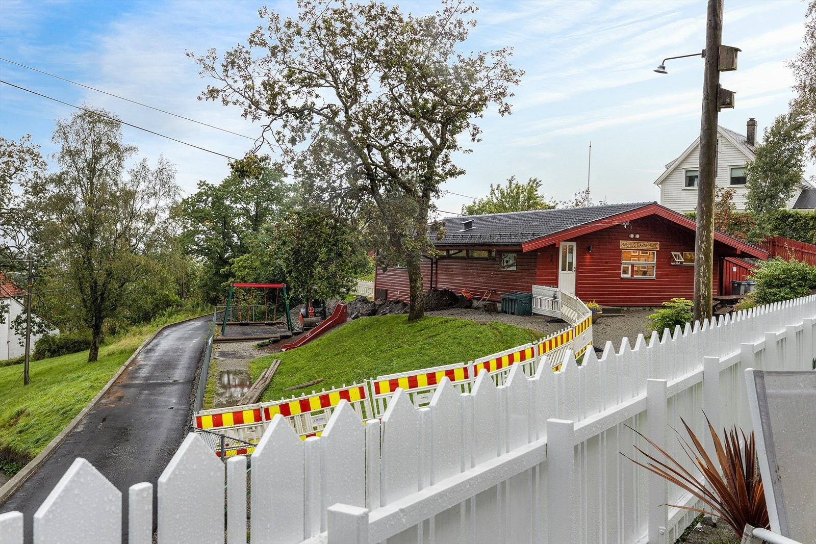 Salhus Barnehage og Barneskole ligger like ved. Galleribilde