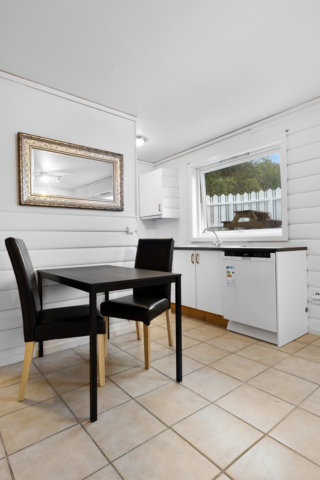 Bilde tatt i 2019. Leiligheten fremstår i dag uendret, men med noe mer bruksslitasje. Galleribilde