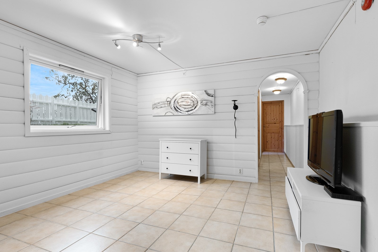 Bilde tatt i 2019. Leiligheten fremstår i dag uendret, men med noe mer bruksslitasje. Galleribilde