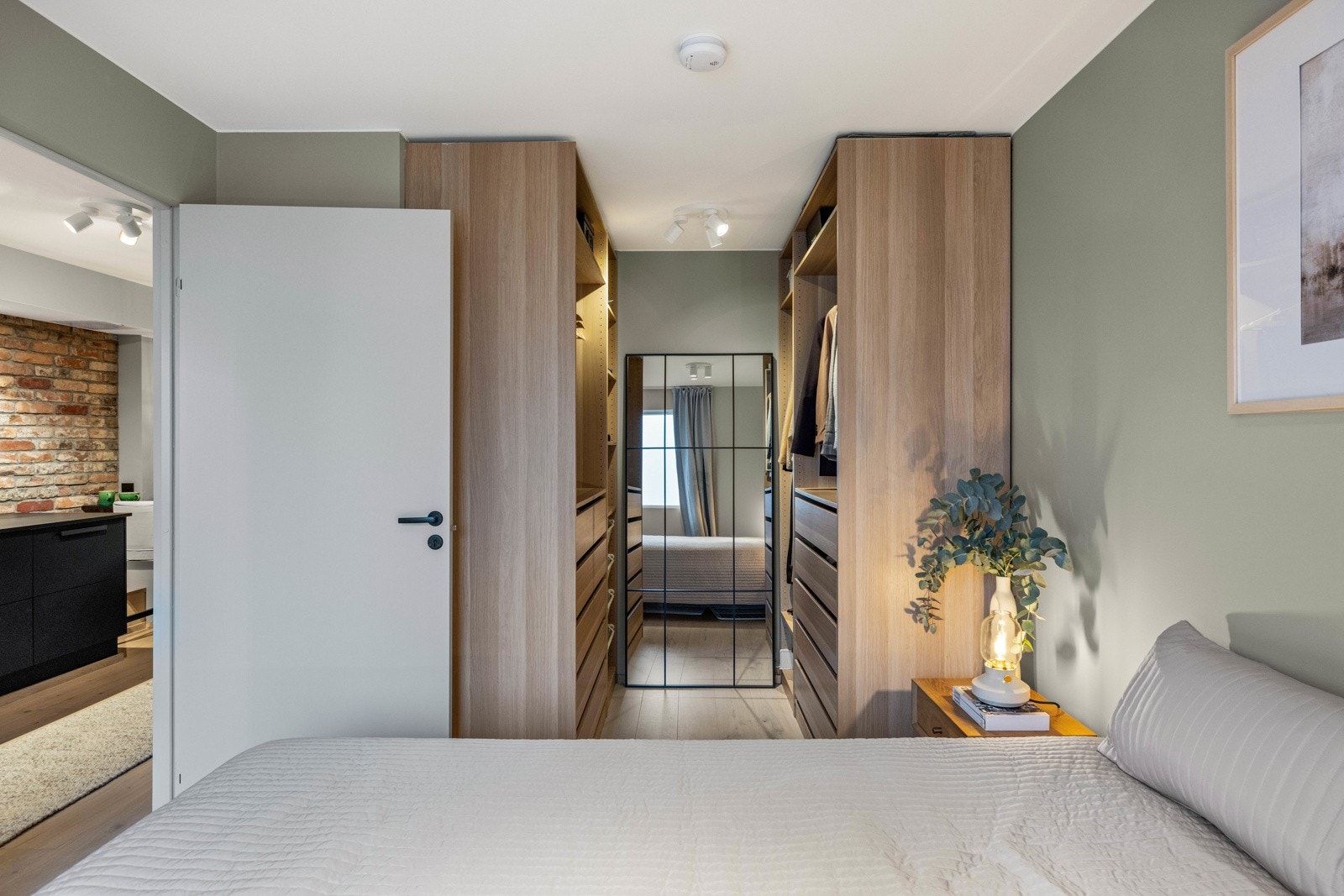 Hovedsoverommet har egen nisje med garderobeskap på hver sin side. Galleribilde