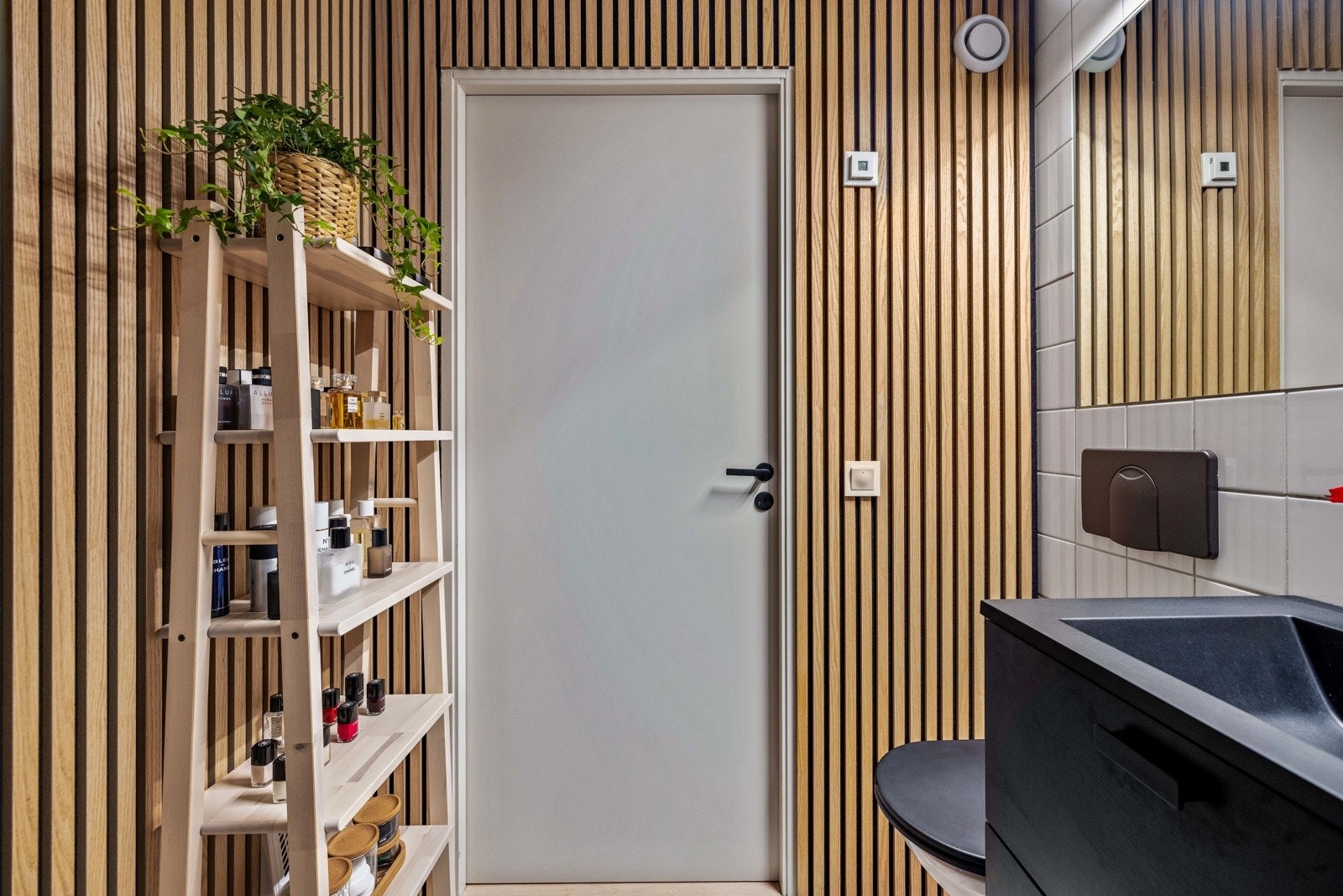 Lekre spileplater på to av veggene. Ellers fliser. Galleribilde