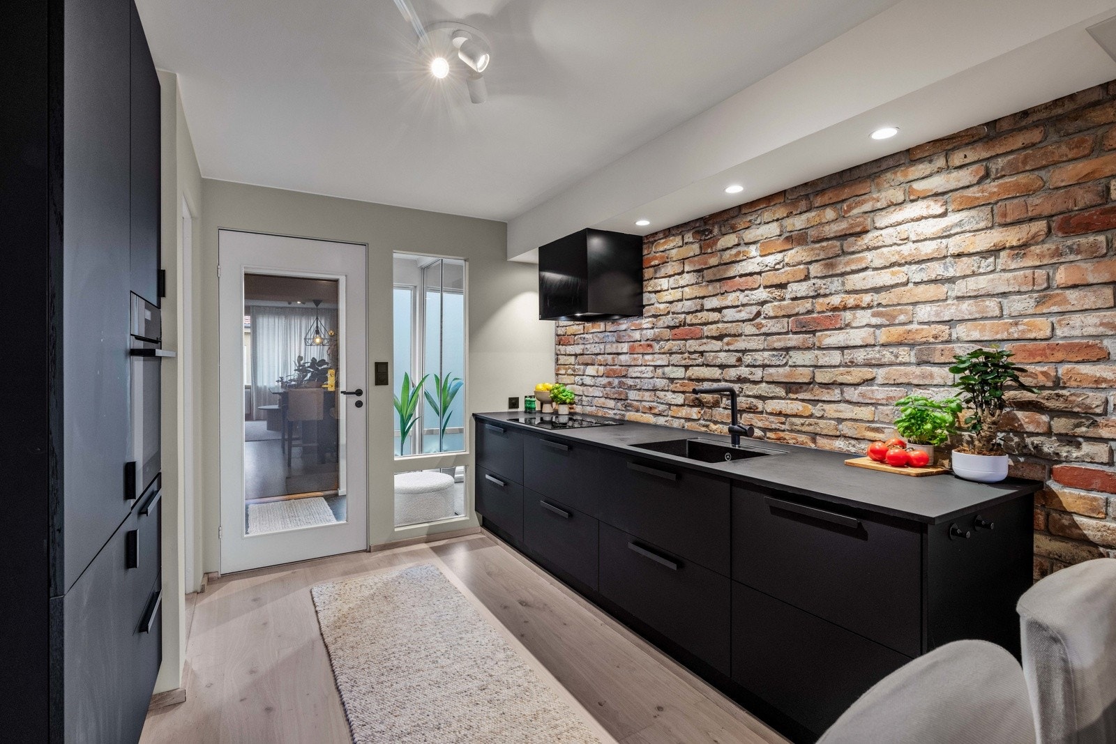 Praktisk mellomdør mellom entreen og oppholdsrommet som både sikrer god støyreduksjon og temperaturkontroll. Galleribilde