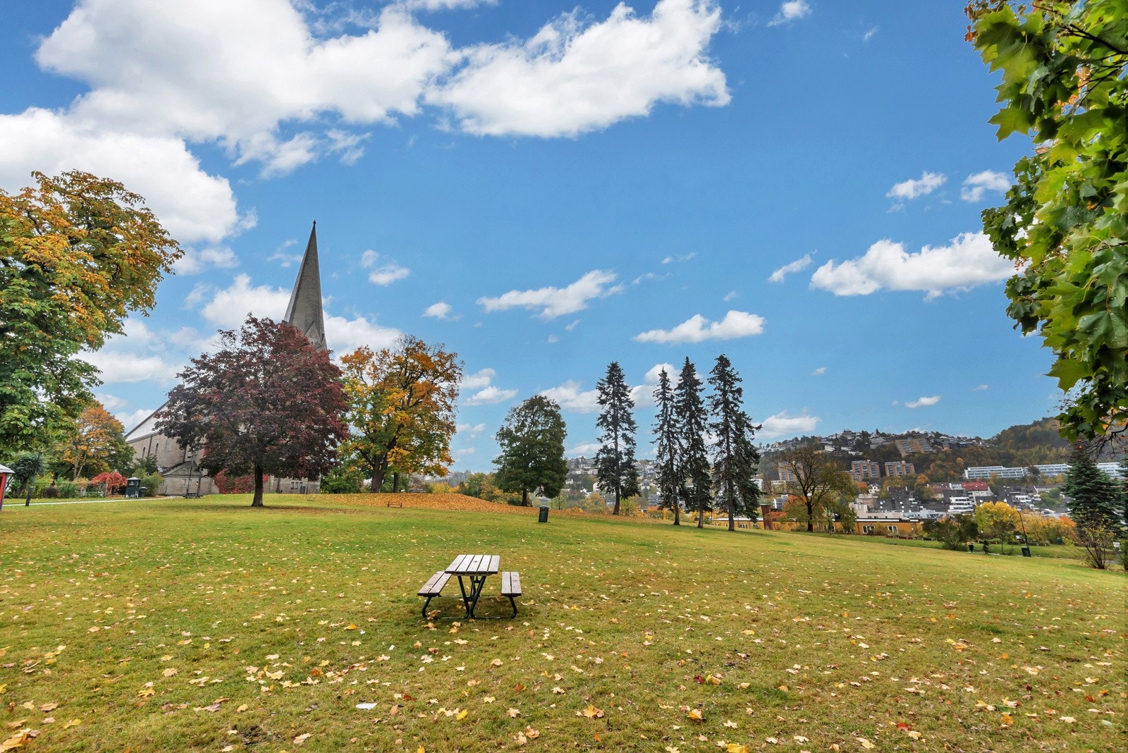 På en solrik dag kan ettermiddagen nytes på balkongen eller i en av de mange parkene i nærområdet. Galleribilde