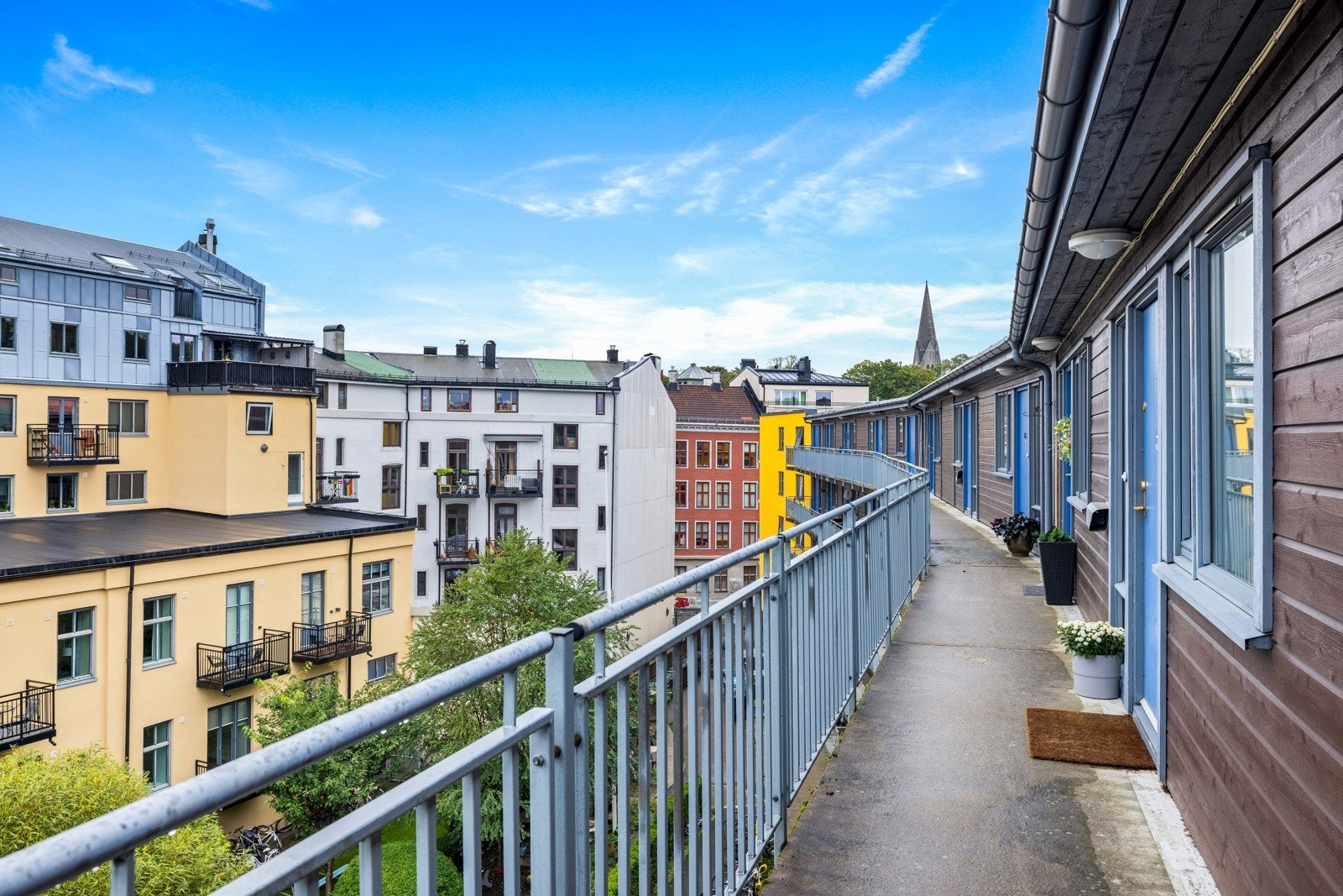 Adkomst via heis og felles svalgang. Galleribilde