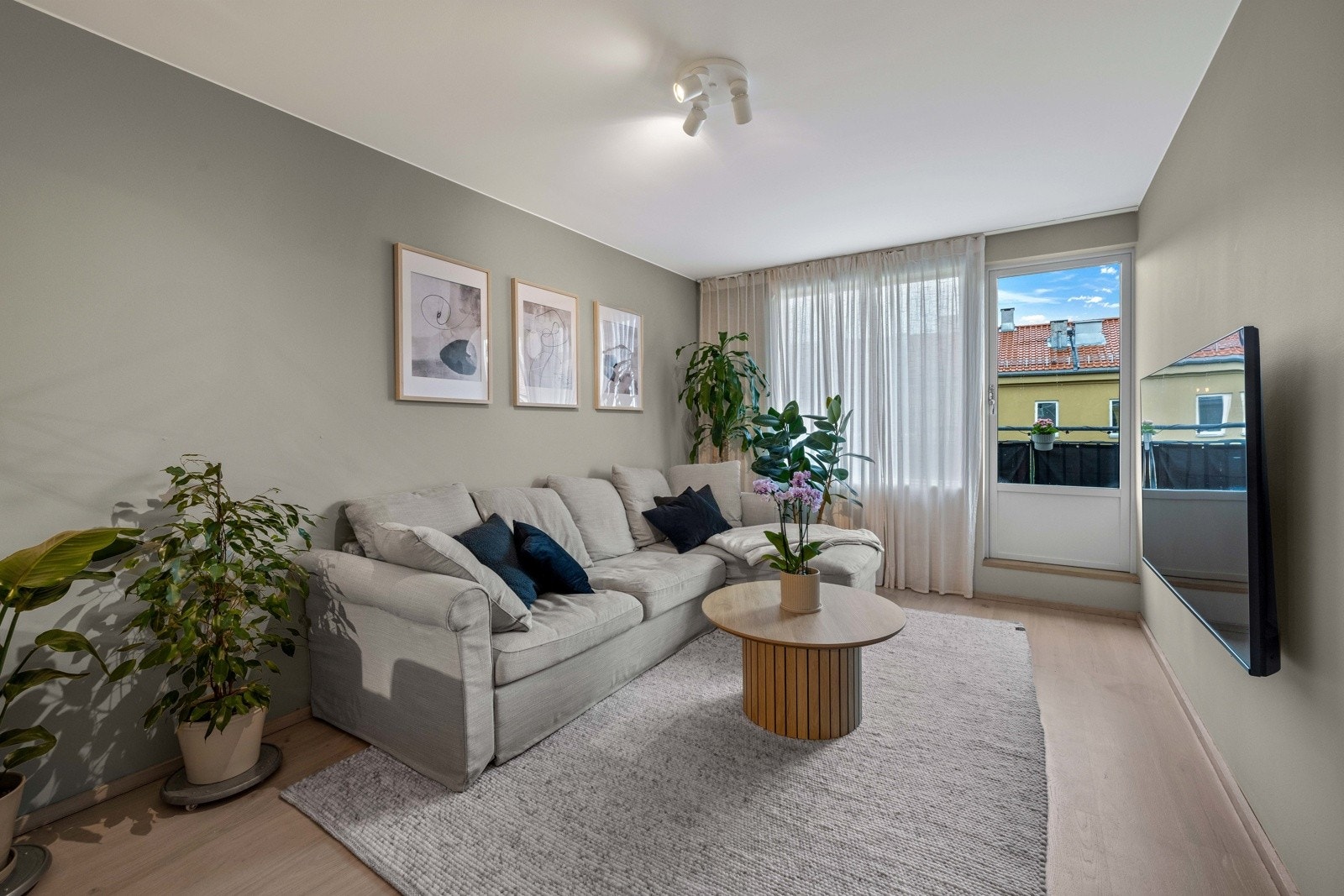 Rommet har parkett på gulvet og vegger og himling er nymalt i 2025. Galleribilde