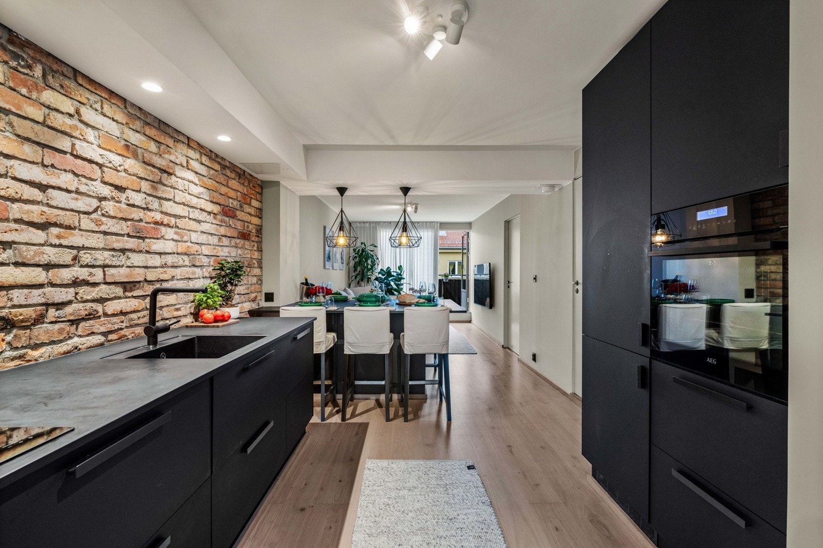 Kjøkkenet ligger åpent mot stuen, så her kan man ha dialogen i gang med gjestene, samtidig som middagen tilberedes. Galleribilde