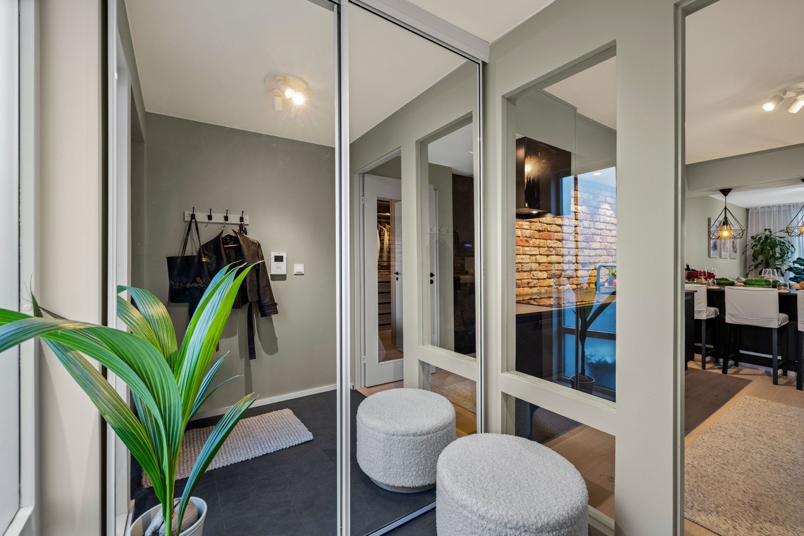 Vindu inn til stue/kjøkken, som gir naturlig lys inn i entreen og skaper en luftig og åpen følelse allerede når man kommer inn. Galleribilde