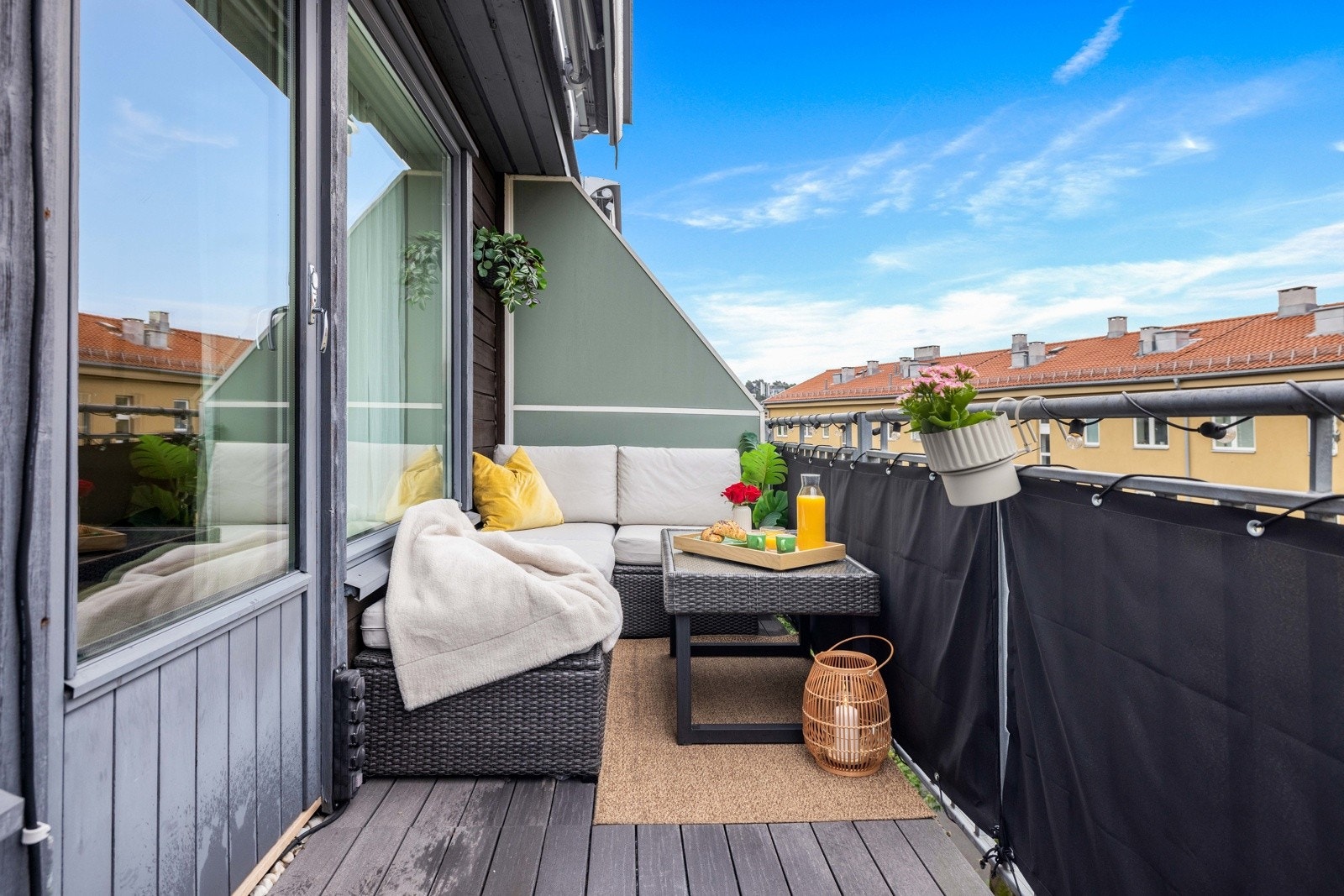 Lun og koselig balkong på ca. 8 kvm med elektrisk markise fra 2025. Galleribilde