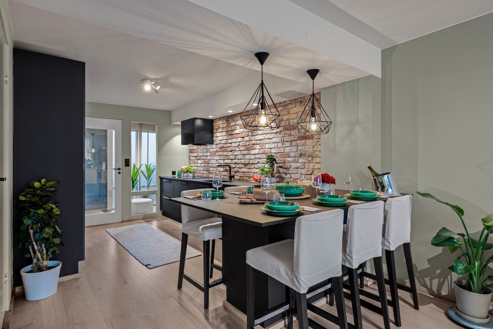 Praktisk plassert rett innenfor entreen ligger leilighetens kjøkken, noe som gjør det enkelt å bære inn tunge handleposer. Galleribilde