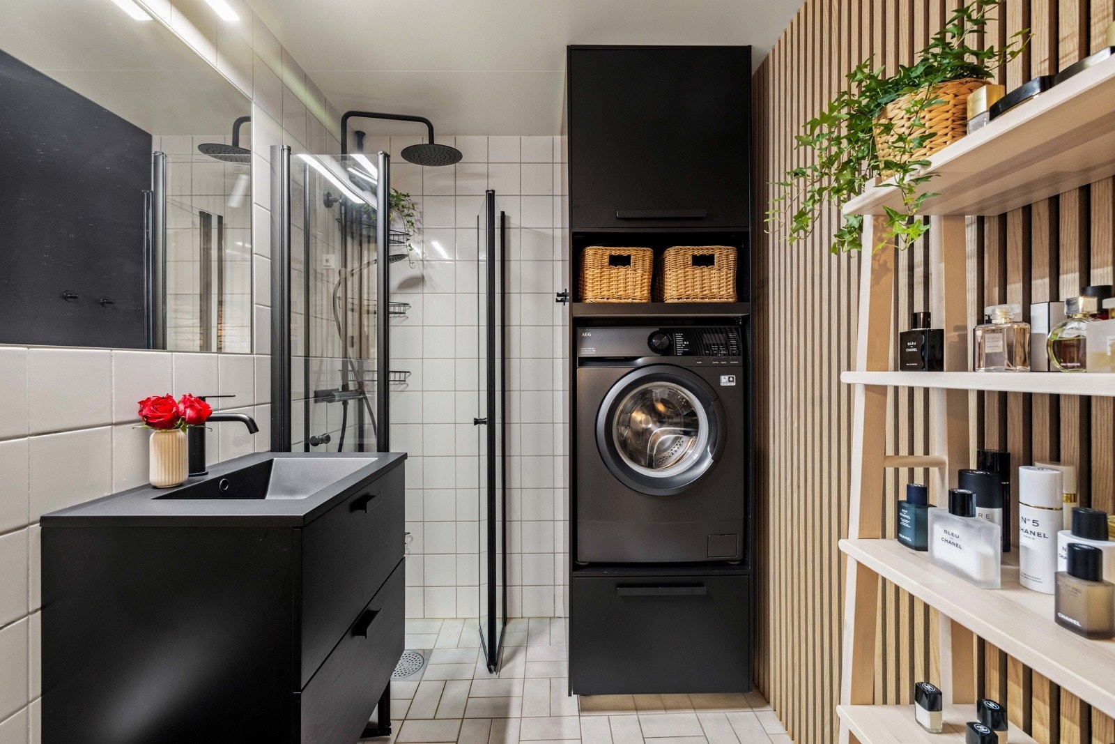 Badet ble oppgradert i 2025 med bl.a. ny dusjsone og servant med skap. Galleribilde