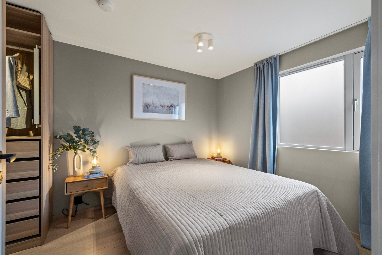 Hovedsoverom med god plass til dobbeltsengen. Galleribilde