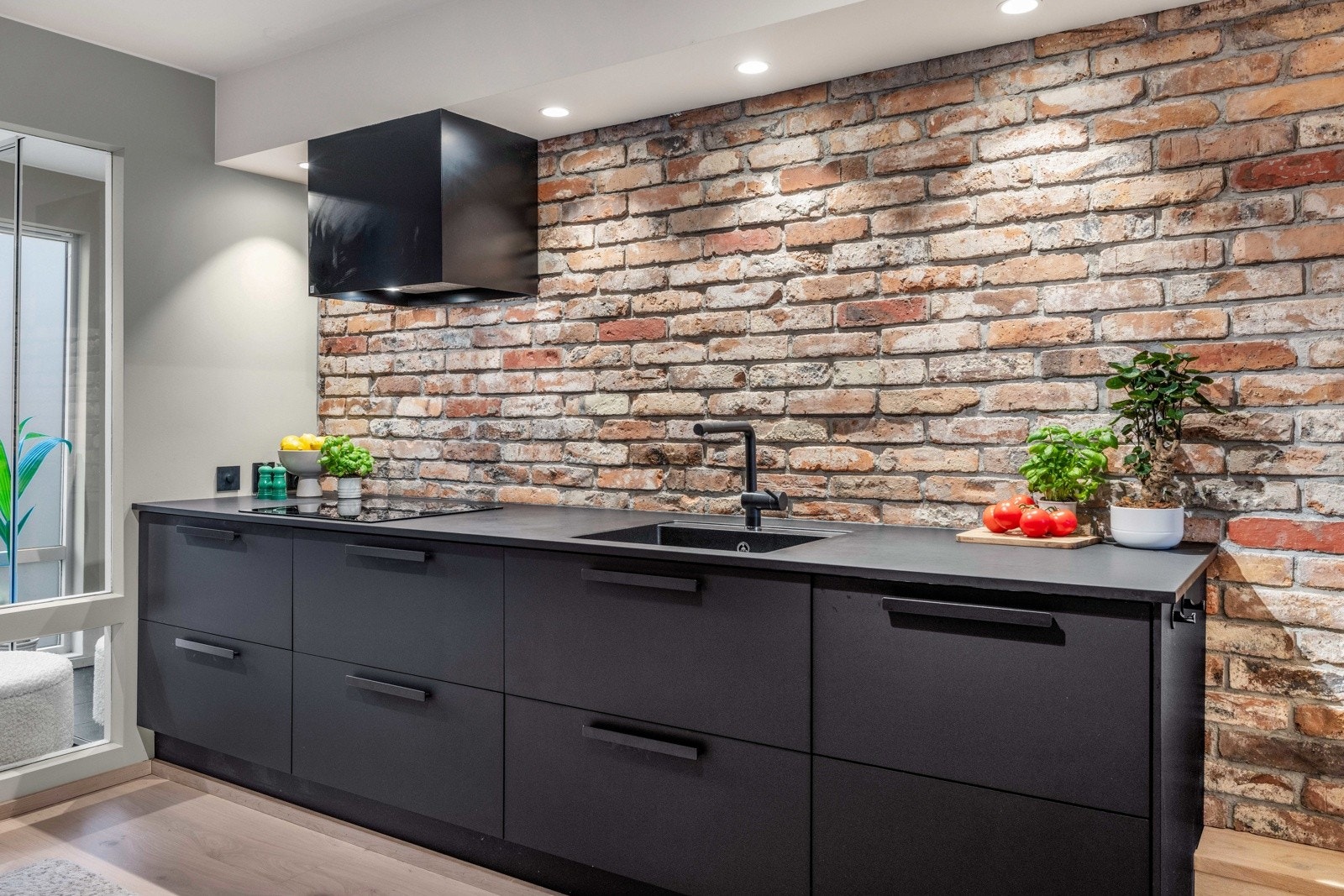 Moderne innredning fra 2017 med integrerte hvitevarer. Galleribilde