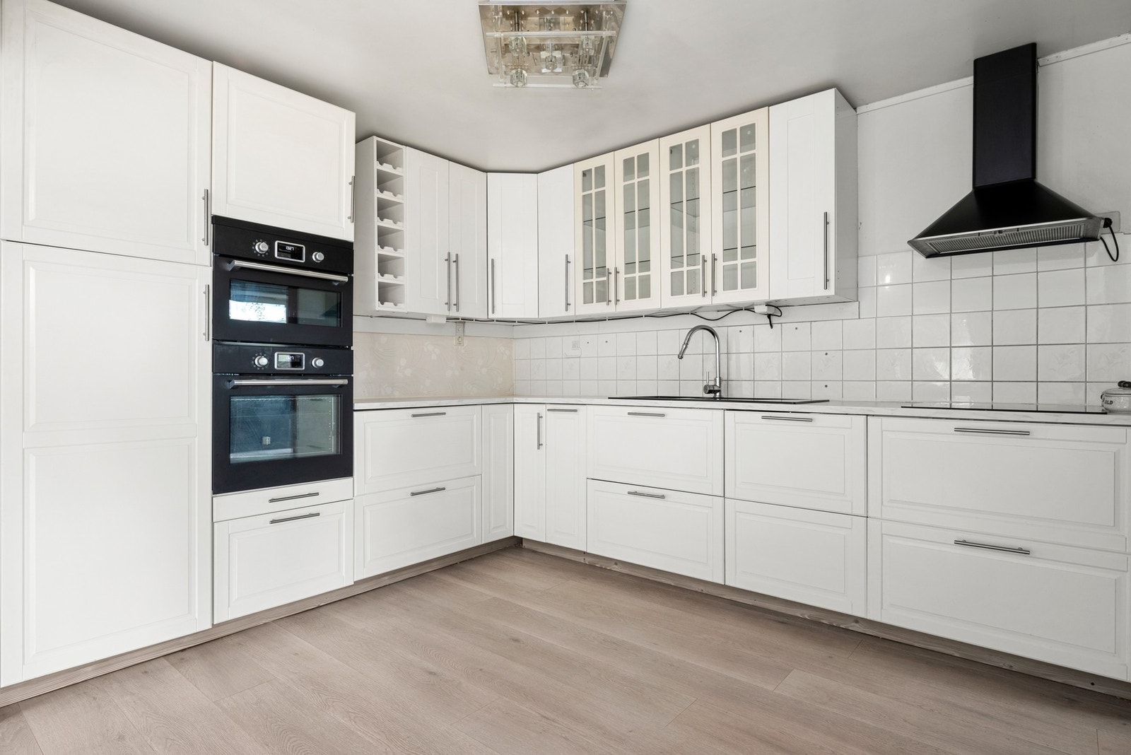 Kjøkkenet har rikelig med skap og benkeplass. Galleribilde