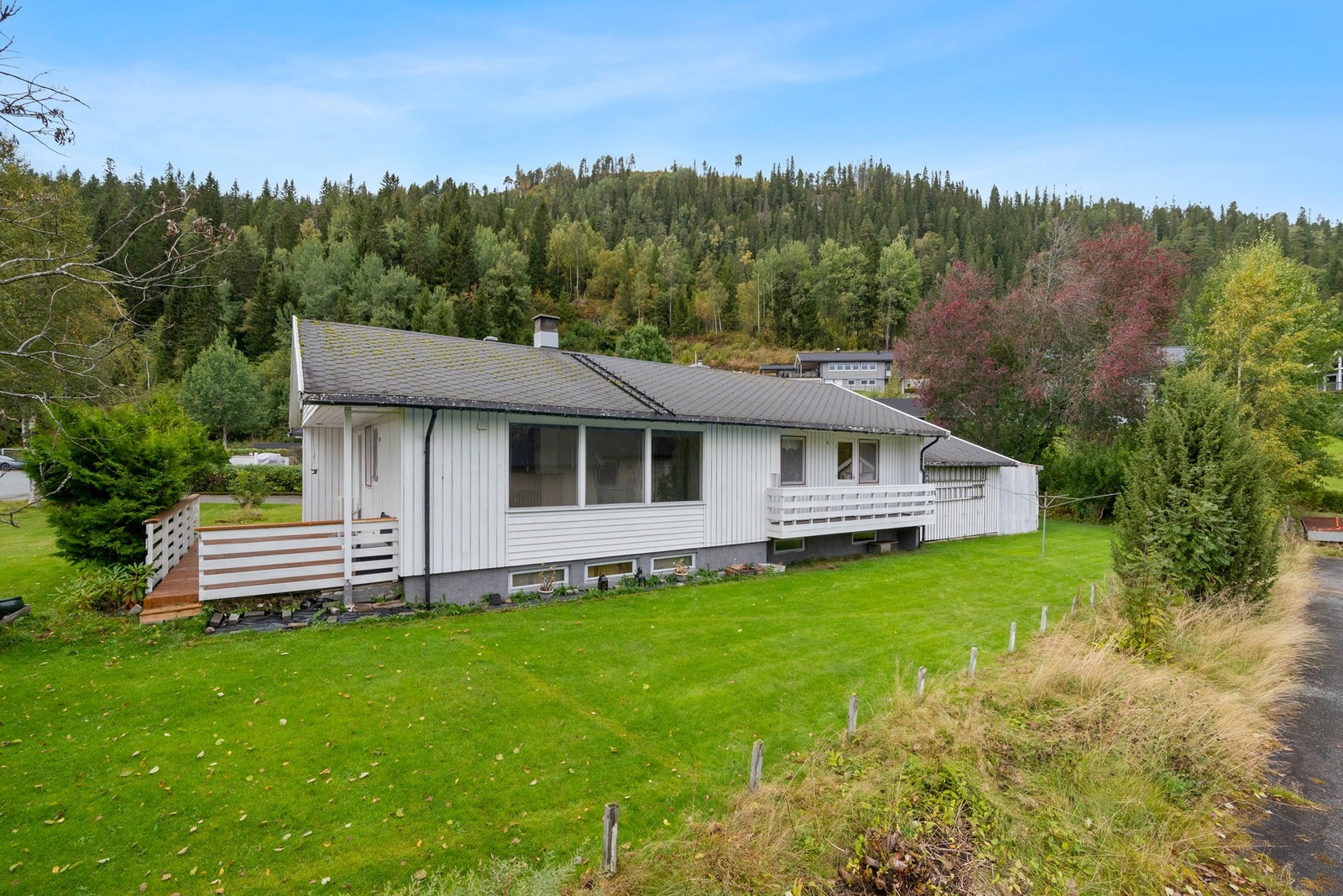 Boligen er utstyrt med garasje og carport. Galleribilde