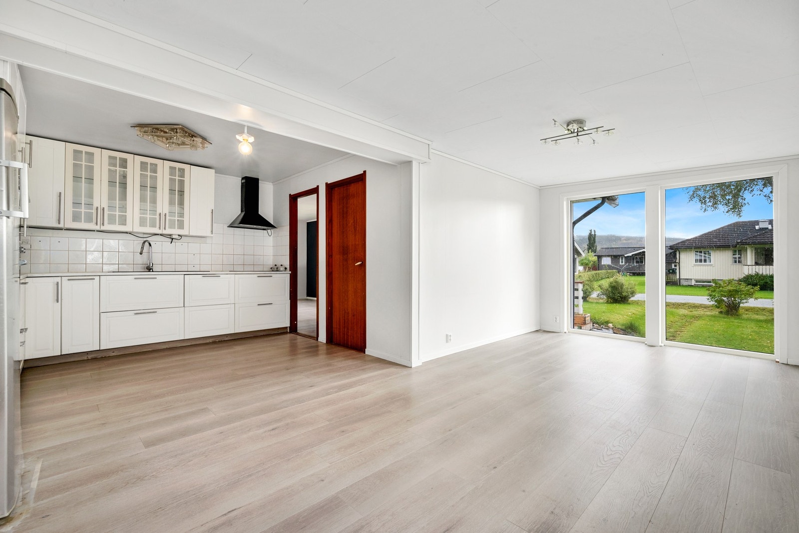 Ved kjøkkenet er det rikelig med plass til stue/ spisestue. Galleribilde