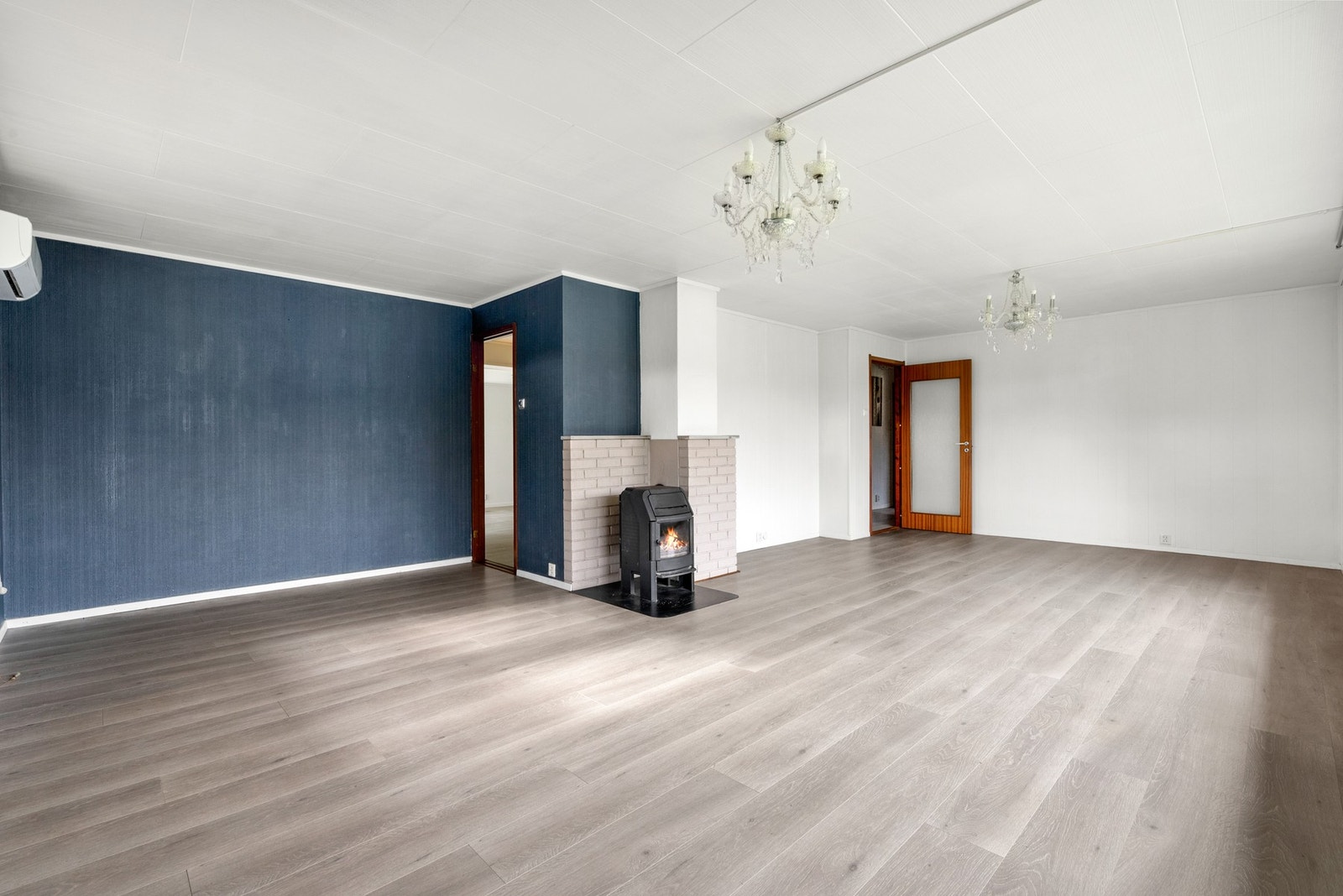 Tomten er pent opparbeidet med stor plen og egen inngang til kjeller. Galleribilde