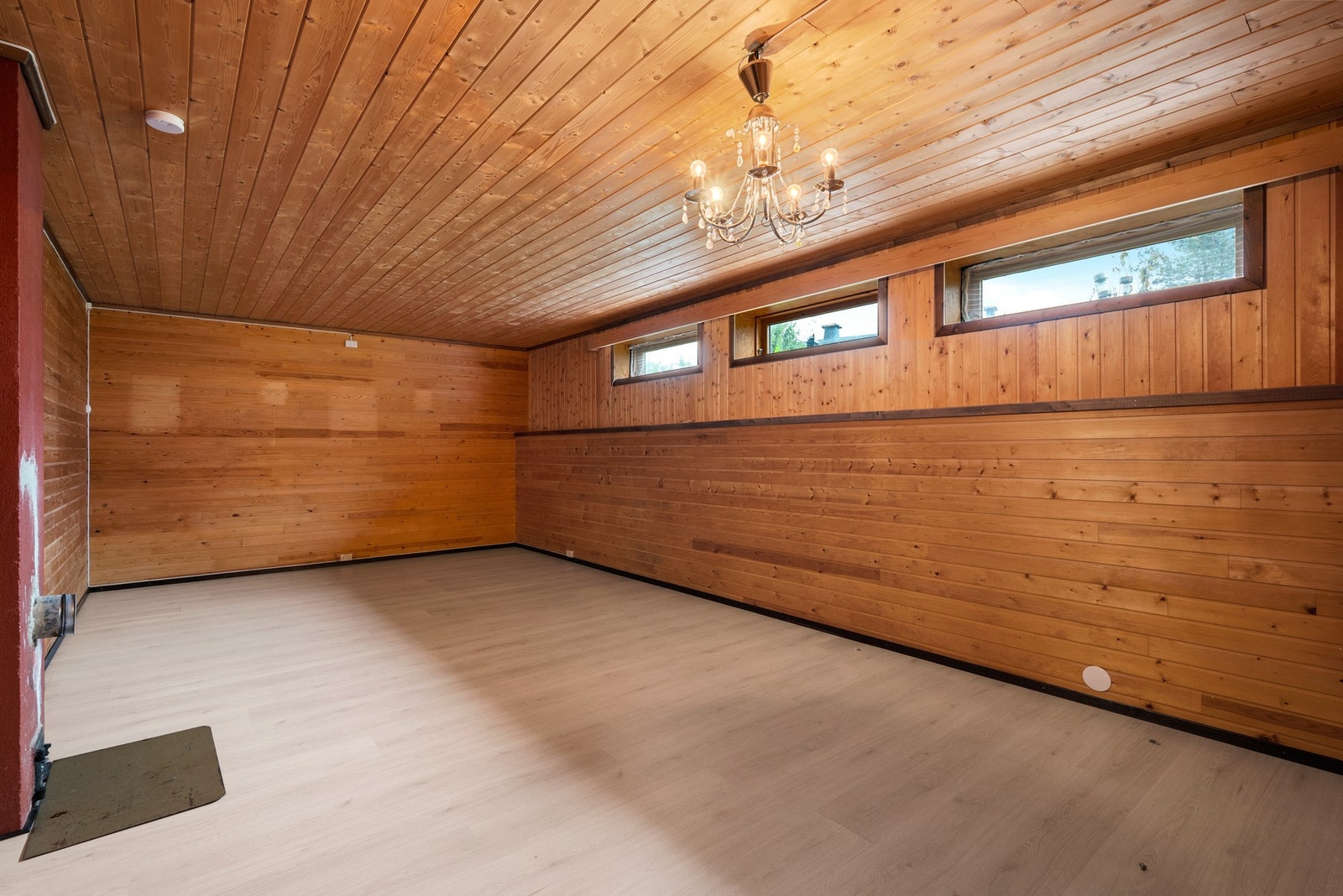 Hobbyrom i kjeller brukes i dag som kjellerstue. Galleribilde