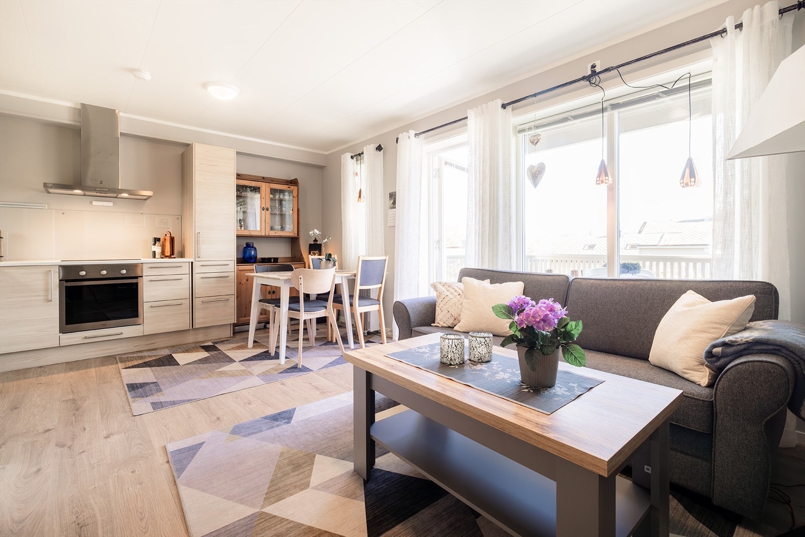 Utgang til sør/vestvendt balkong på ca 6m2, fra stuen. Galleribilde