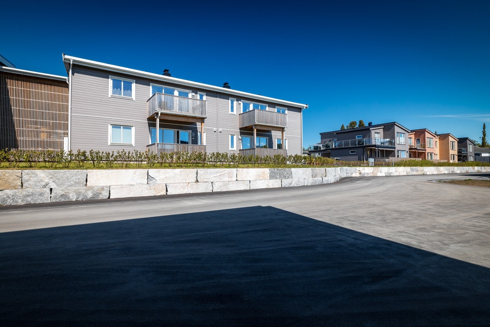 Eiendommens beliggenhet er i Wallyskogen/Olderen, ca. 300 meter nord for Fauske sentrum. Gangavstand 500 - 1000 meter til svømmehall,
Fauske stadion, videregående skole, grunnskole, idrettshall, og fotballhall, i området Kirkeveien/Vestmyra. Galleribilde
